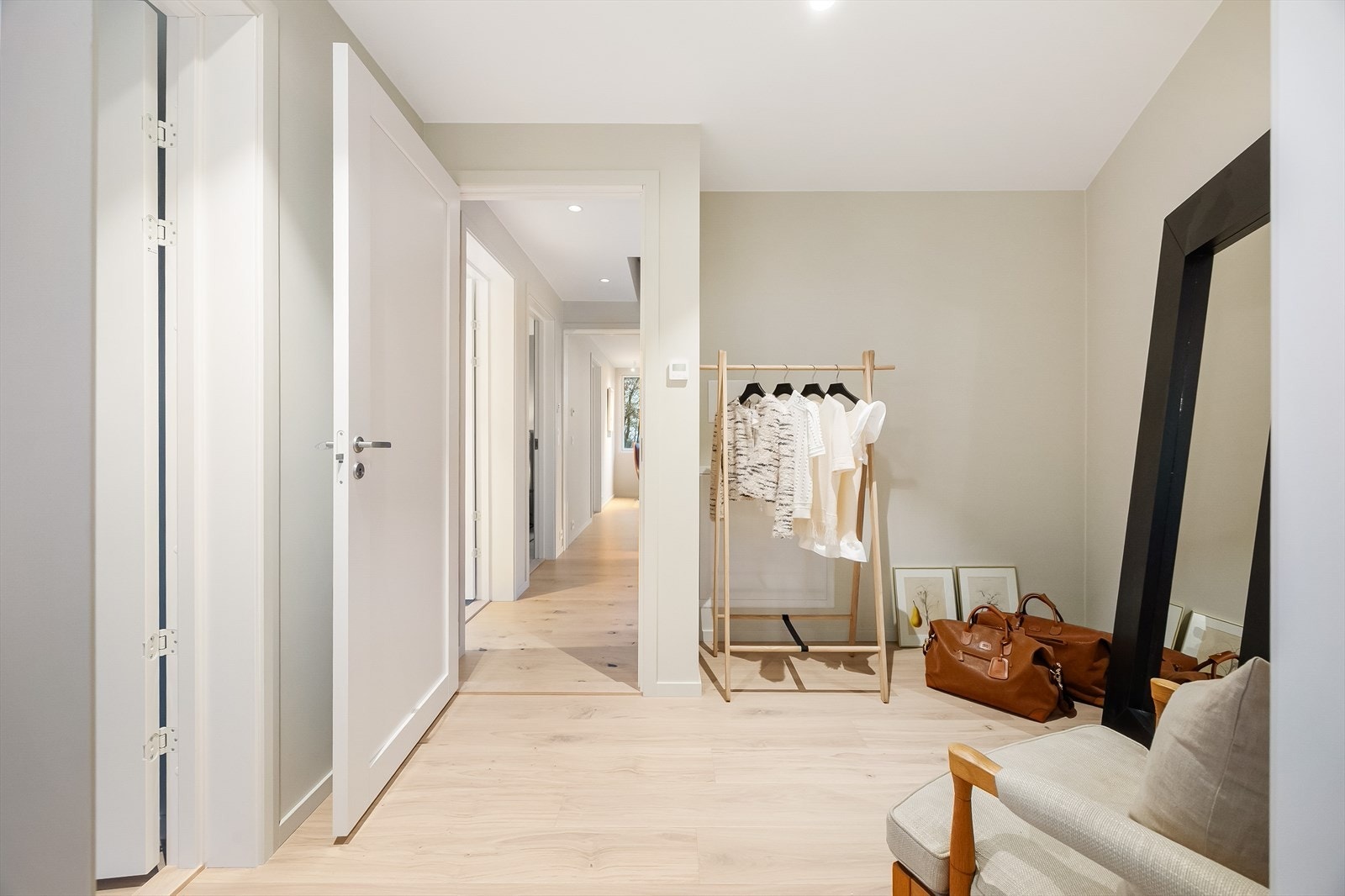 Walk-in-closet mellom gang og til bad og hovesoverommet Galleribilde