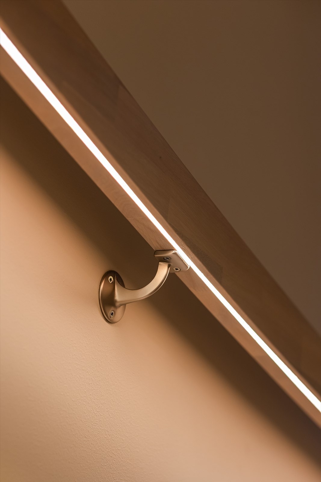 Lyslist montert under håndløperne i eik i trappene Galleribilde