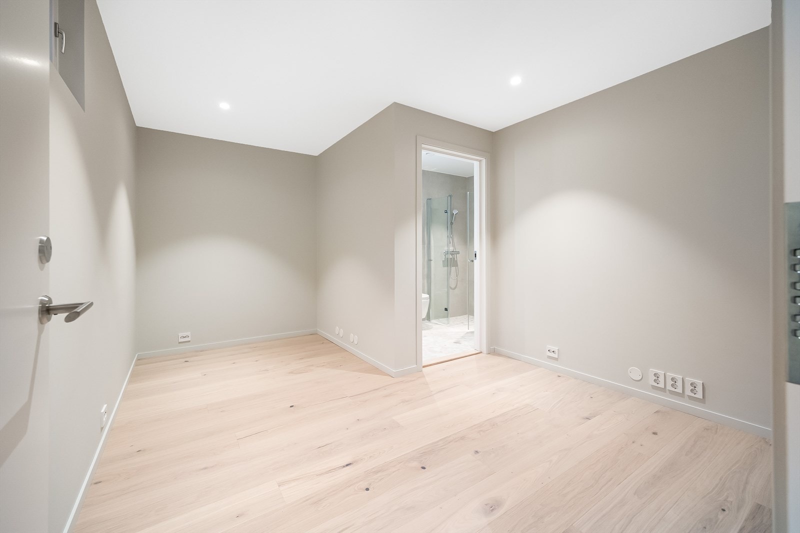 Stor bod med dør inn til bad Galleribilde