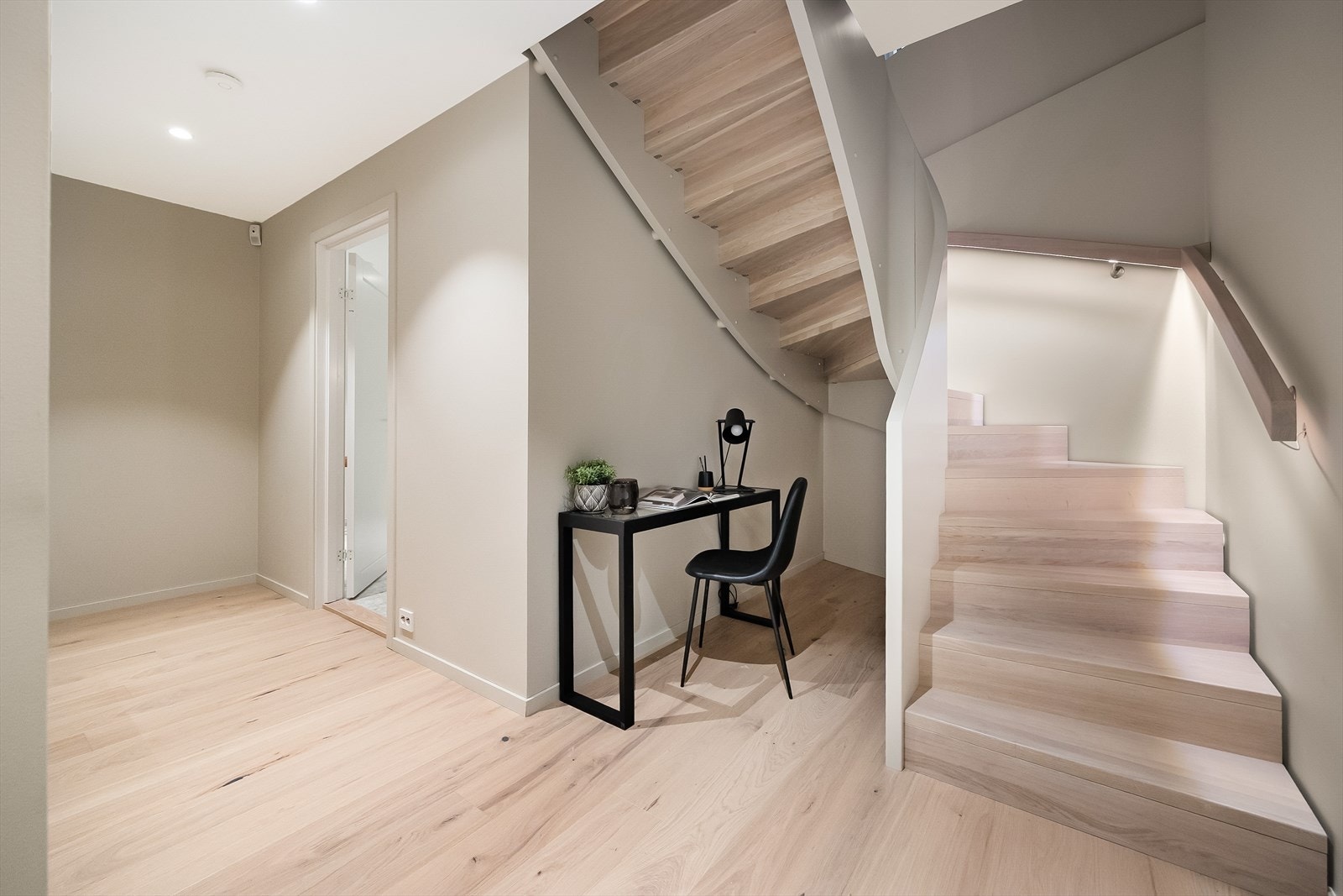 Flott trapp i eik ned til kjeller med mellomgang. Disponibelt areal for åpen garderobeløsning Galleribilde