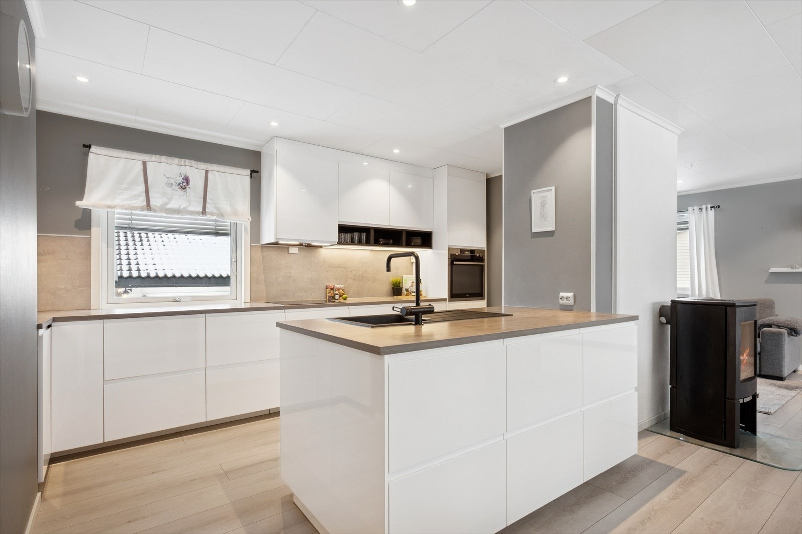 Kjøkkenet har en lekker og tidløs IKEA innredning fra 2019, med åpen løsning og en praktisk kjøkkenøy. Galleribilde