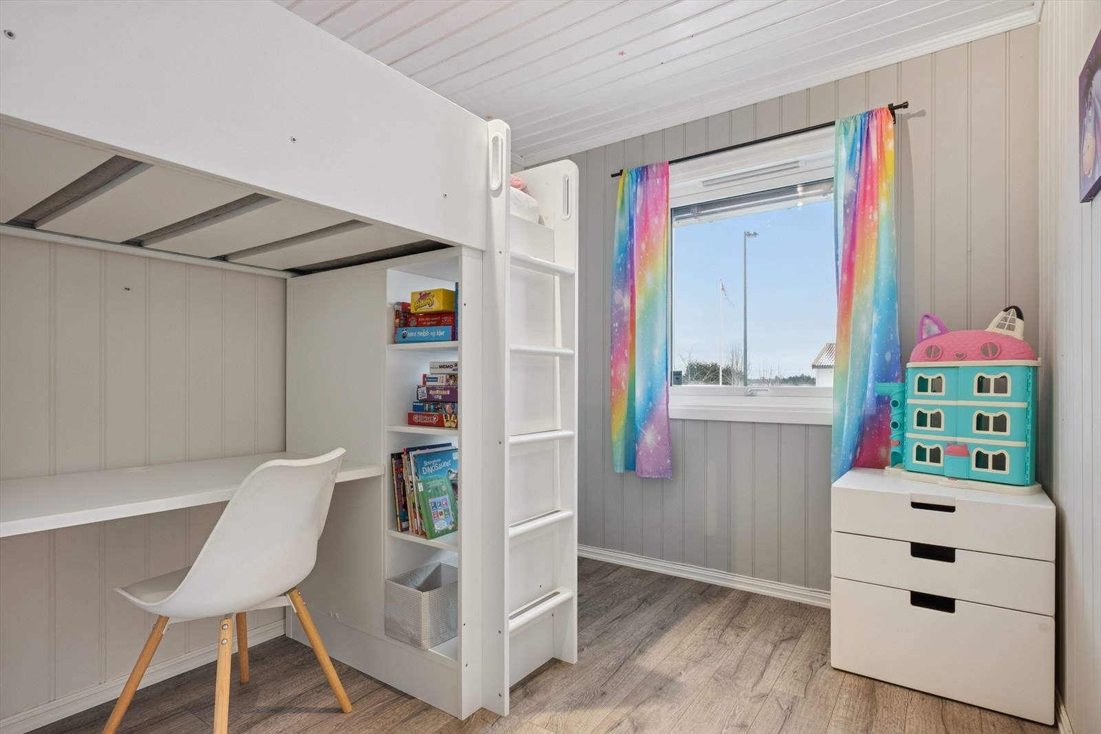 Barnerom med plassbesparende køyeseng og skrivebord. Galleribilde