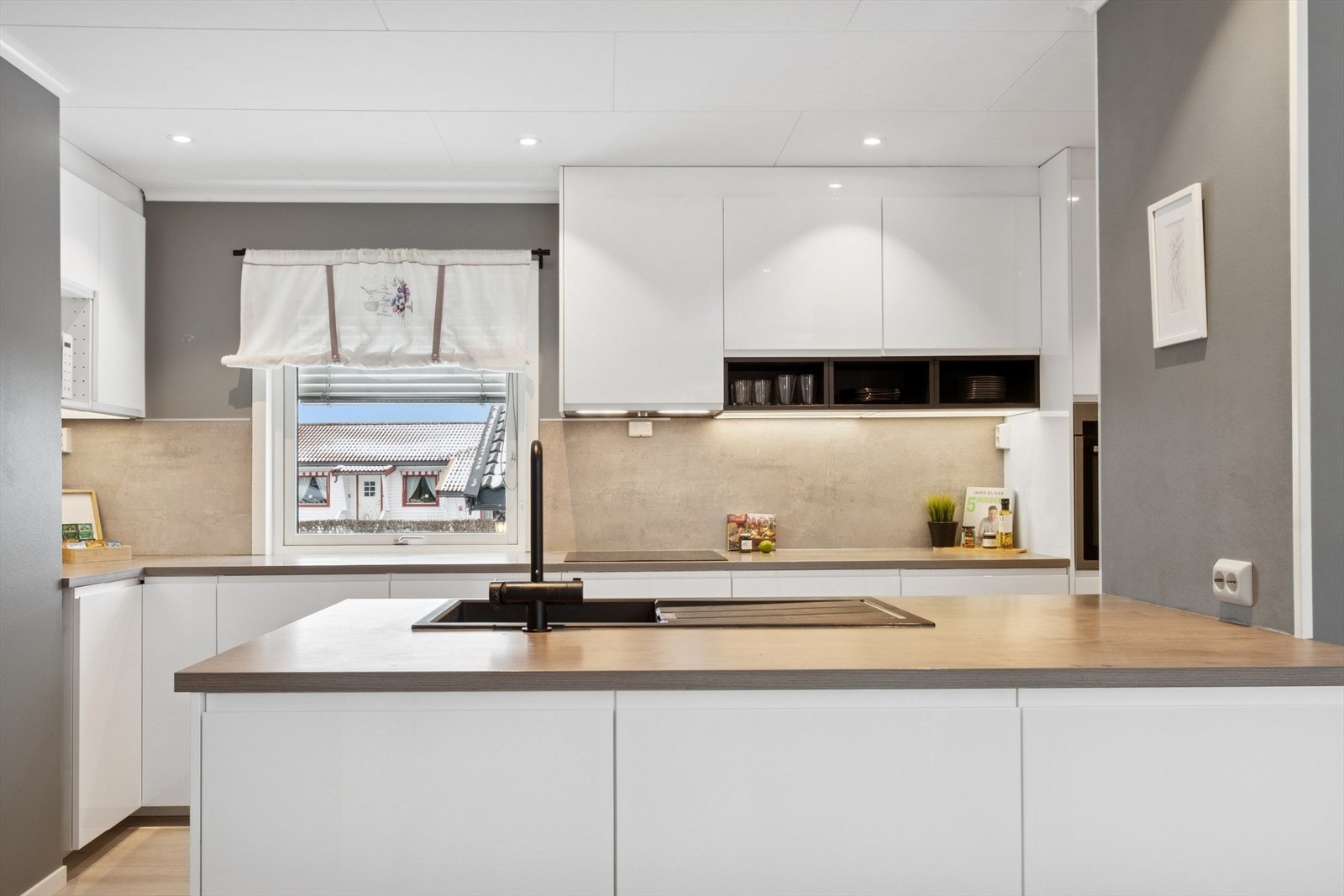 Innfelte lys i himlingen sørger for en behagelig og stemningsfull belysning på kveldstid. Galleribilde