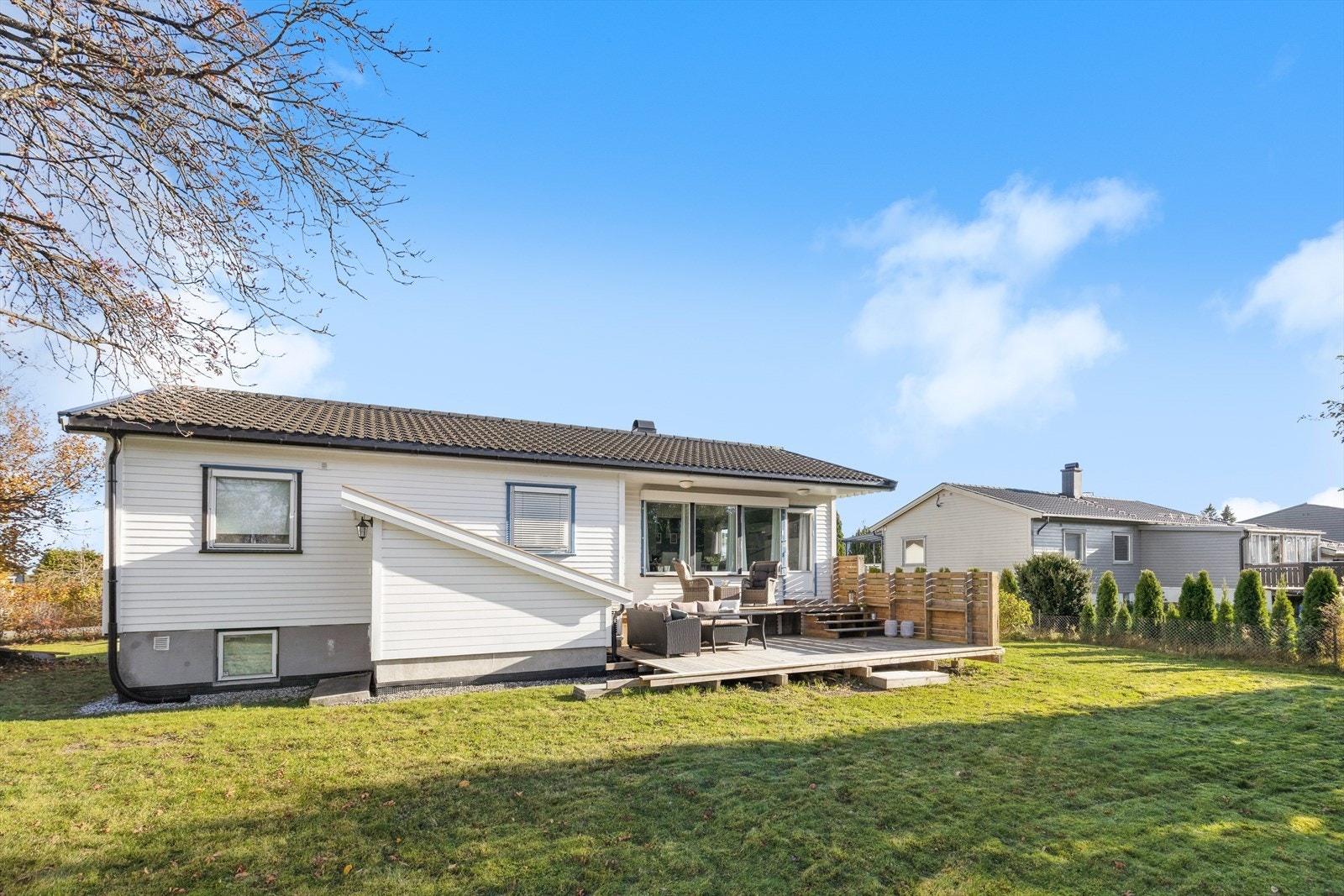 Solrik og romslig tomt med god plass for liten og stor. Galleribilde