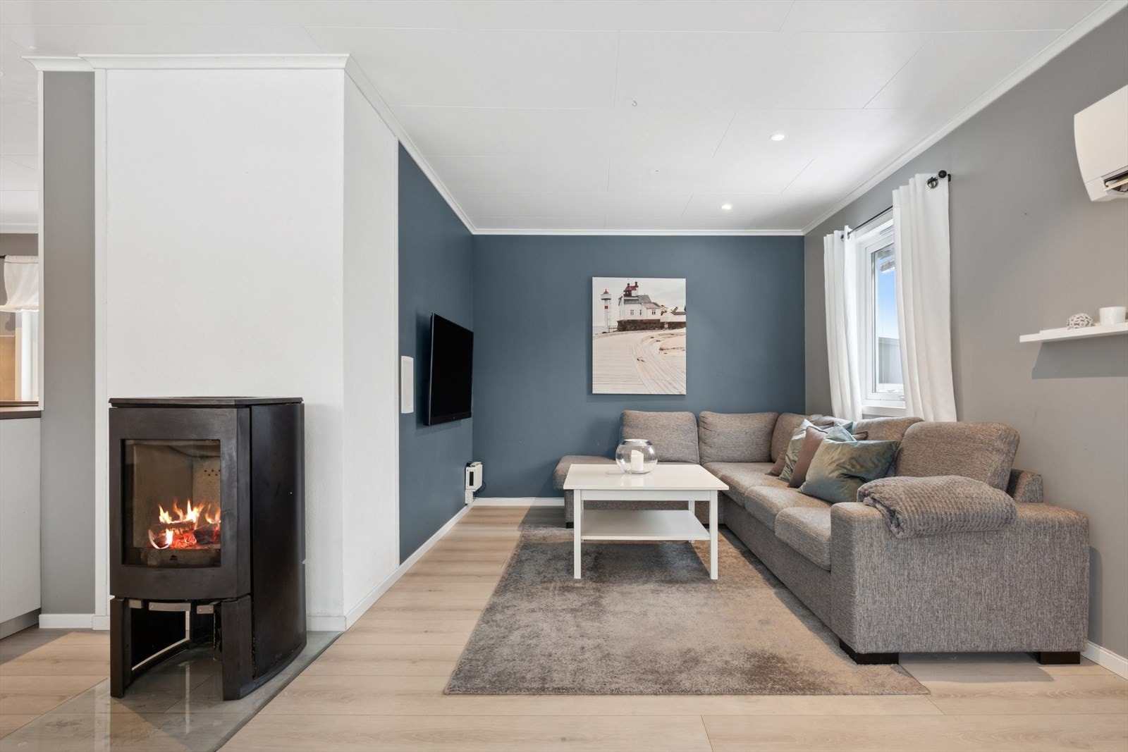 Stuen har en frittstående peisovn fra 2006, som skaper en lun atmosfære. Galleribilde