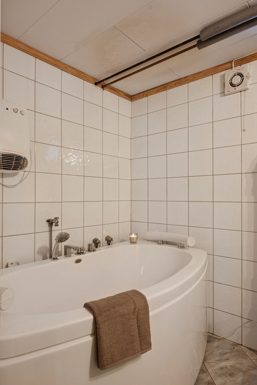 Badet i kjelleren har flislagte overflater og varme i gulvet. Galleribilde