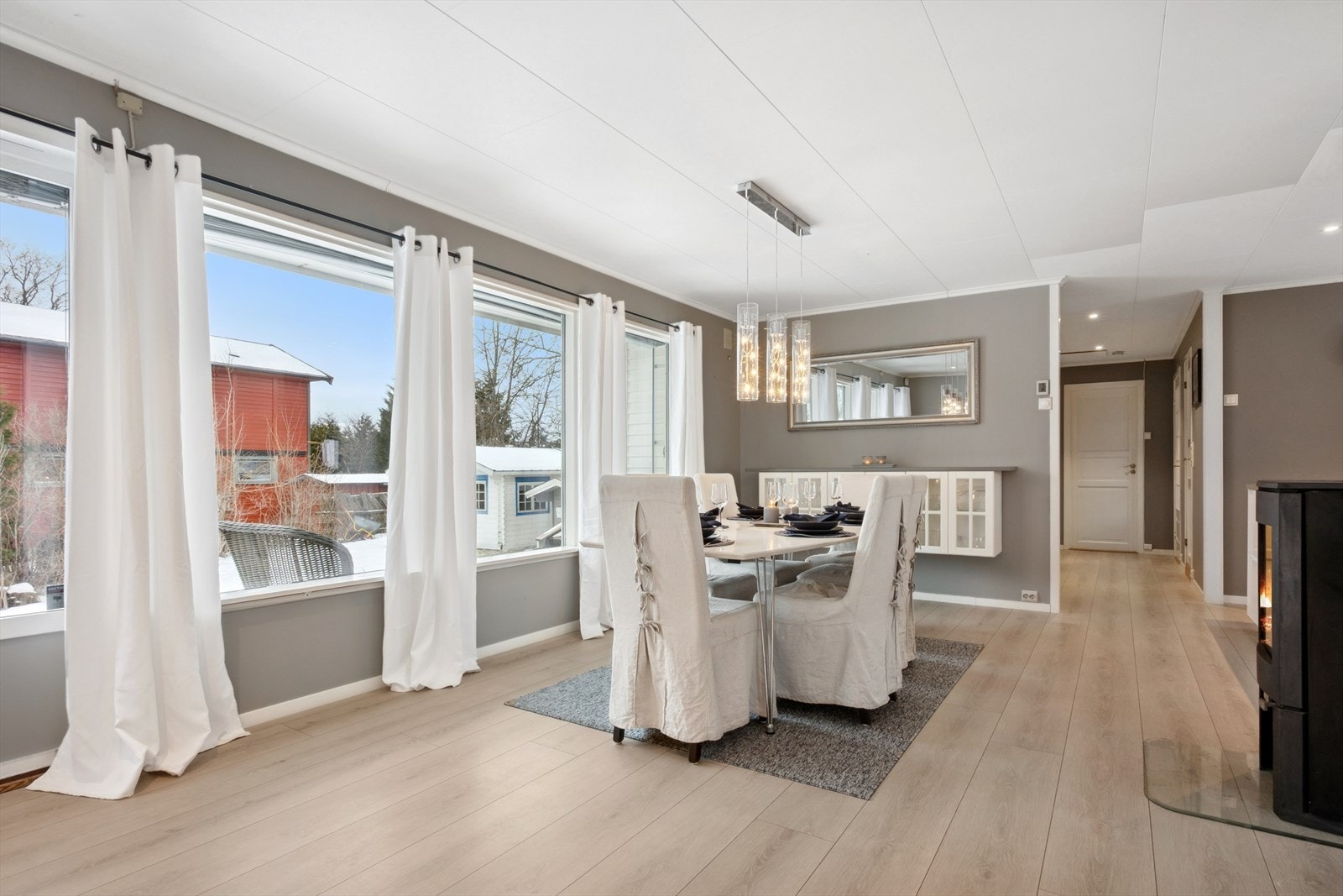 Spisegruppen kan med fordel plasseres i den naturlige sonen mellom kjøkkenet og stuen. Galleribilde