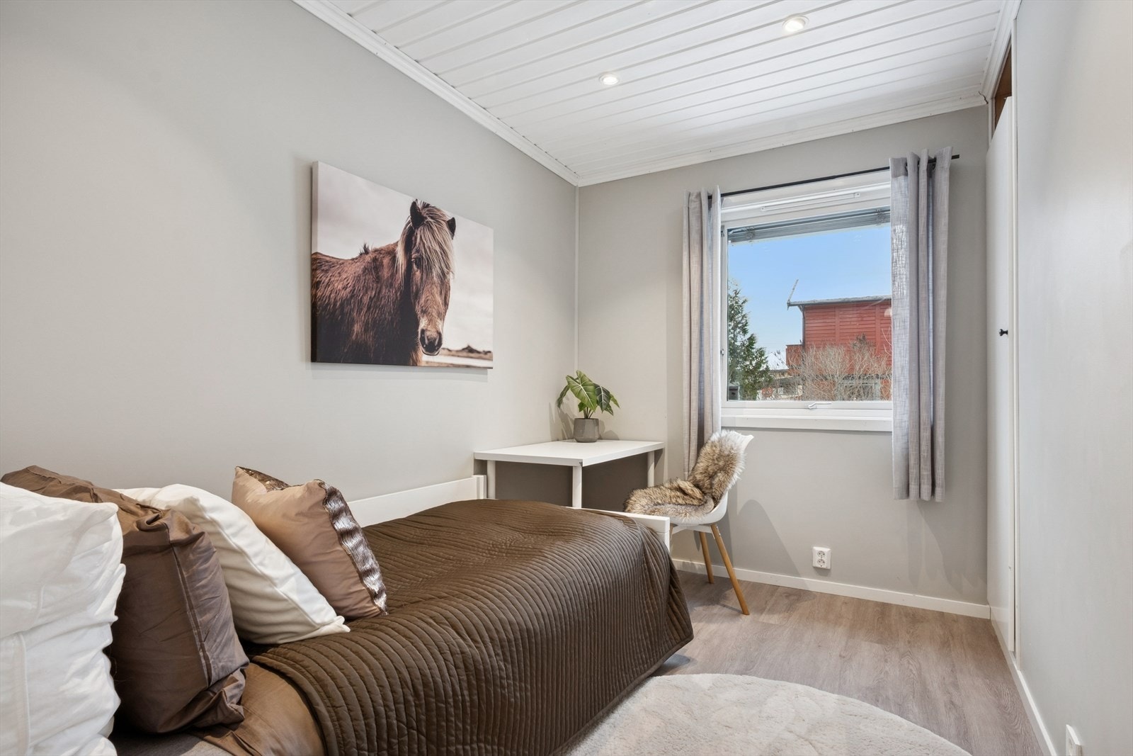 Soverommene kan enkelt tilpasses ulike behov, enten du ønsker kontor, gjesterom eller barnerom, gir planløsningen stor fleksibilitet. Galleribilde