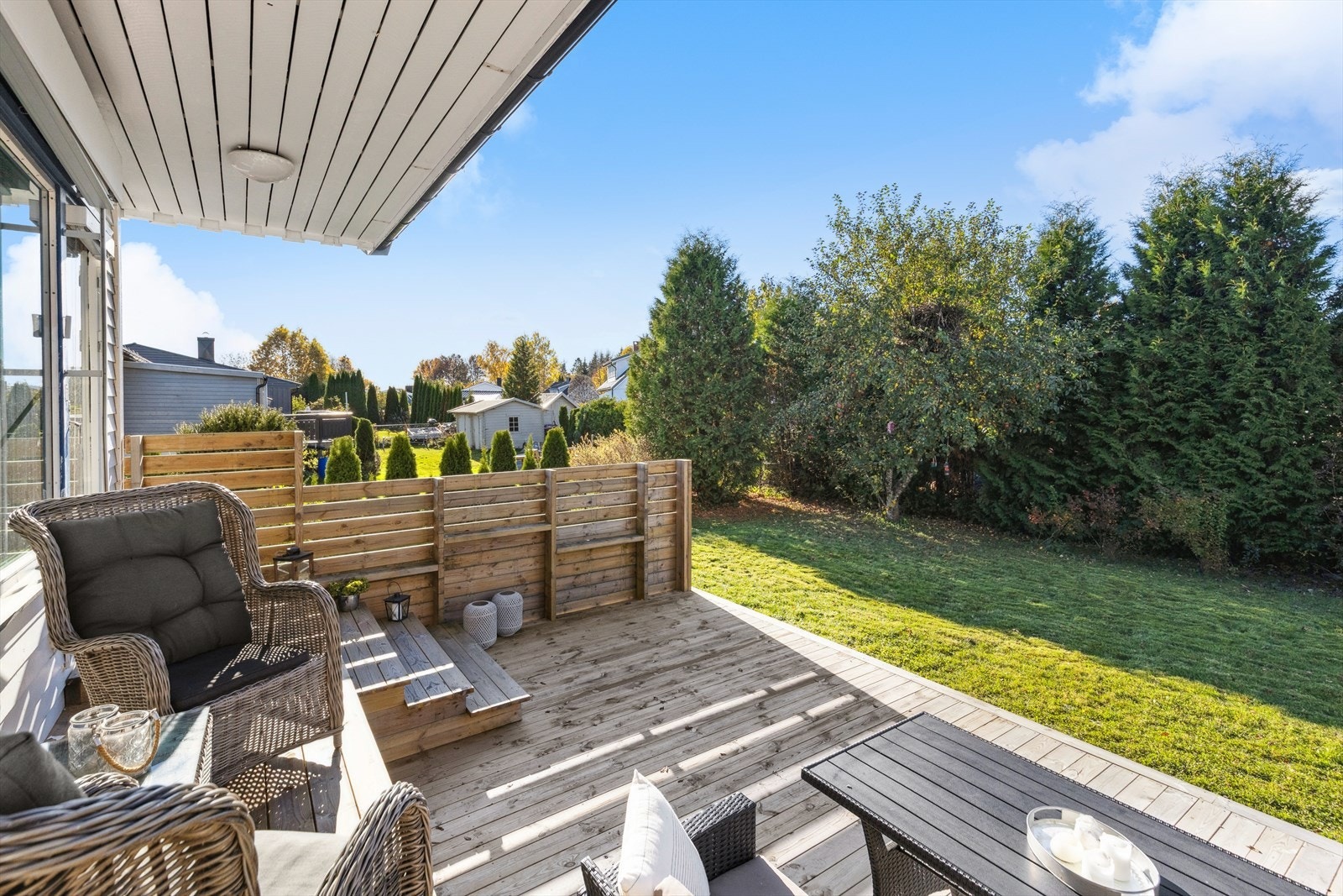 Fra stuen er det utgang til en terrasseplattingen på ca. 29 kvm med direkte adkomst til en velstelt hage. Galleribilde