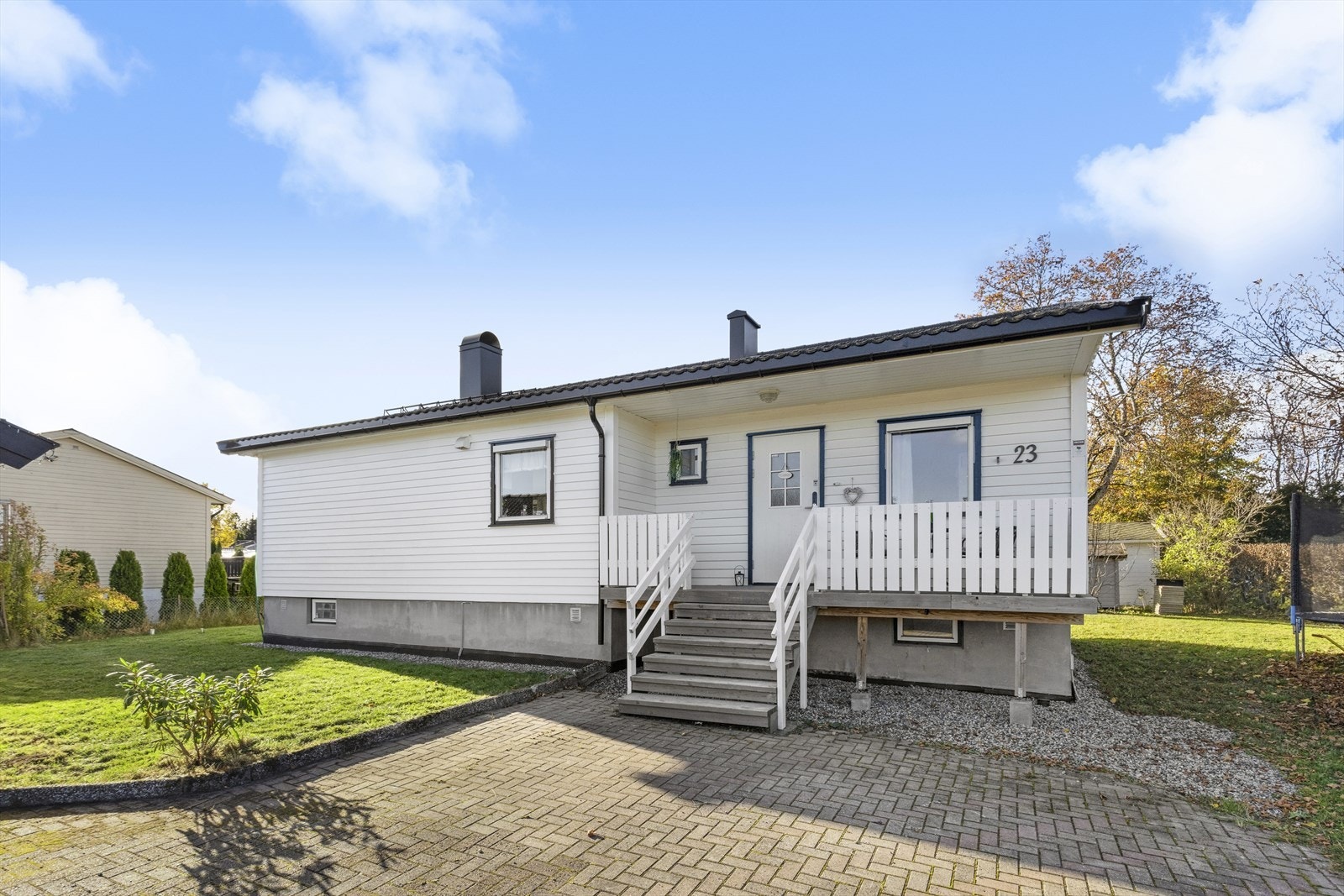 Eiendommen er pent opparbeidet med gressplen, frukttre og steinlagt gårdsplass. Galleribilde