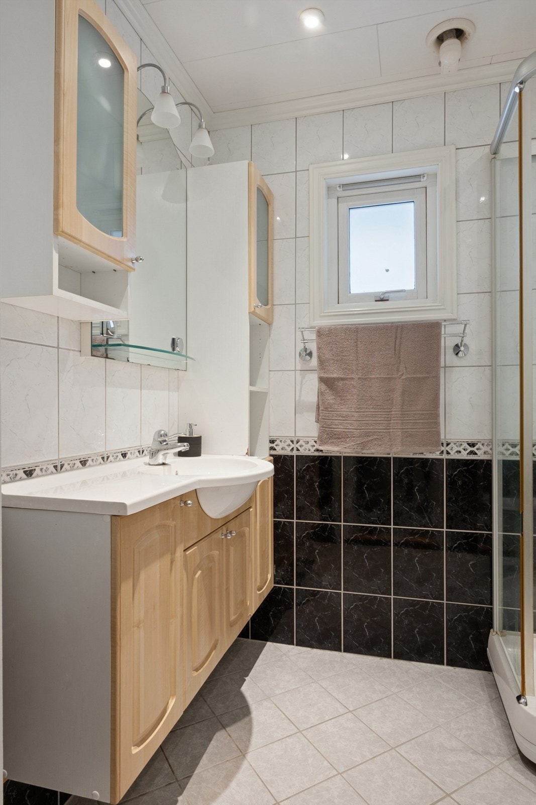 Badet i første etasje ble oppgradert i 2007/2008. Det har flislagte overflater med behagelige varmekabler i gulvet. Galleribilde