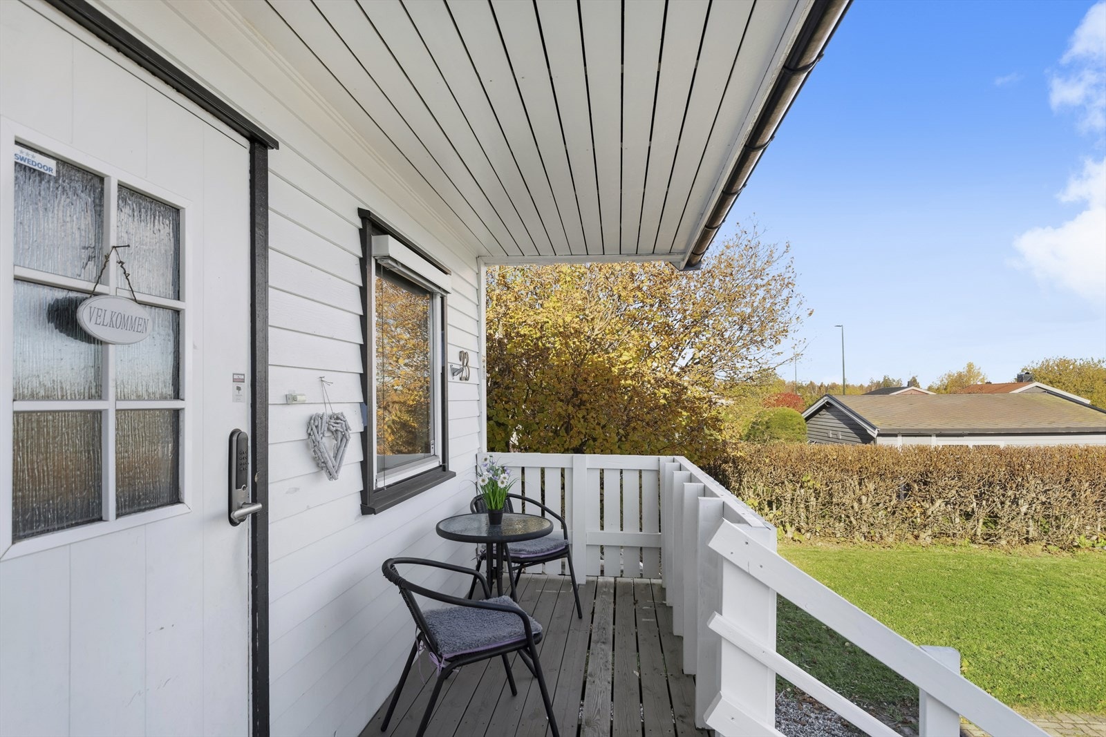 Ved inngangspartiet er det en platting på ca. 7 kvm, som gir en innbydende velkomst. Galleribilde