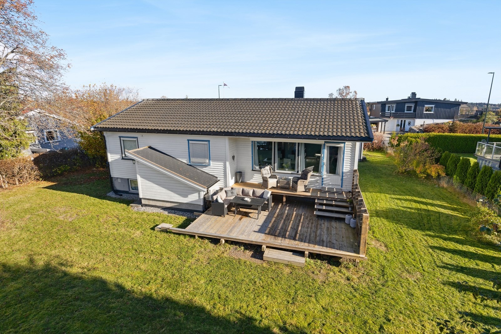 Planetveien 23 er en romslig enebolig over to plan, med en svært attraktiv beliggenhet på populære Randem i Vestby. Galleribilde