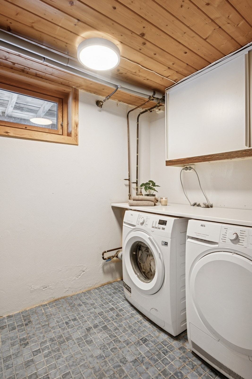 Vaskerommet ligger i kjelleren og er innredet med overskap og en laminert arbeidsbenk. Galleribilde