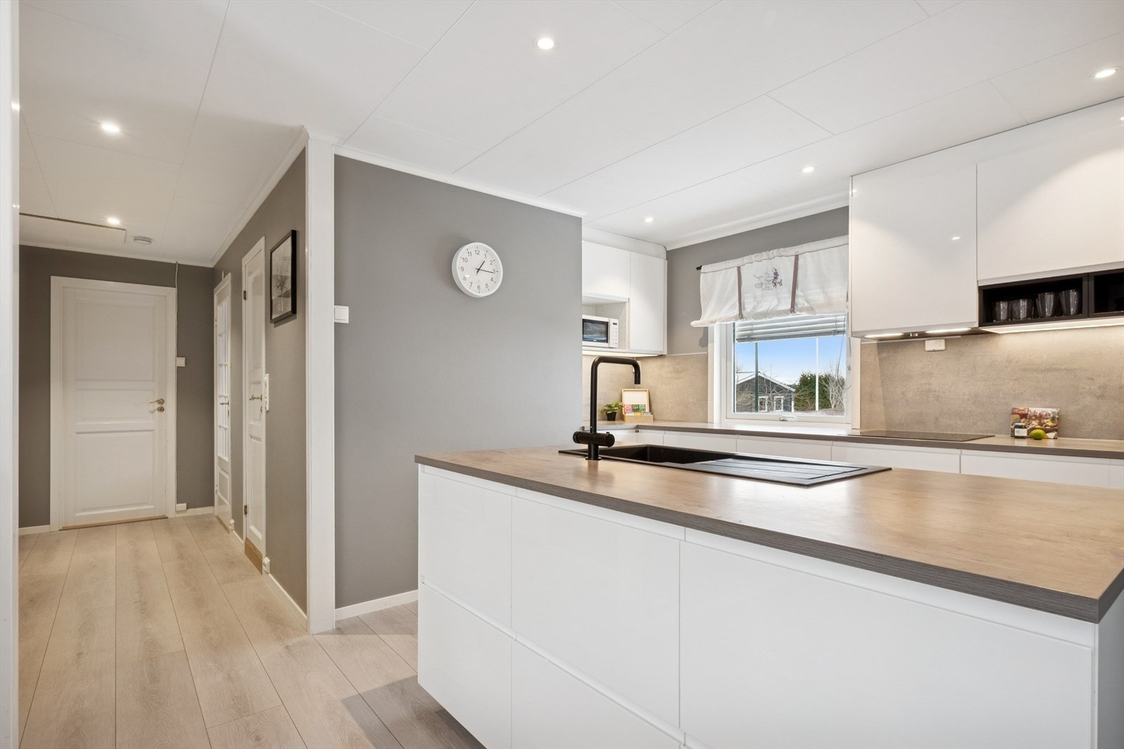 Smakfullt og stort kjøkken med rikelig lagringsplass i både skap og skuffer, samt godt med benkeplass. Galleribilde