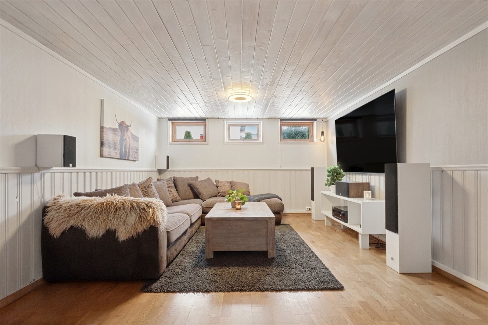 Innredet kjellerstue. Det gjøres oppmerksom på at rommet ikke oppfyller kravene til lysforhold etter gjeldende byggteknisk forskrift (TEK17). Alle rom for varig opphold ha minst ett vindu som gir tilfredsstillende dagslys og utsyn. Galleribilde