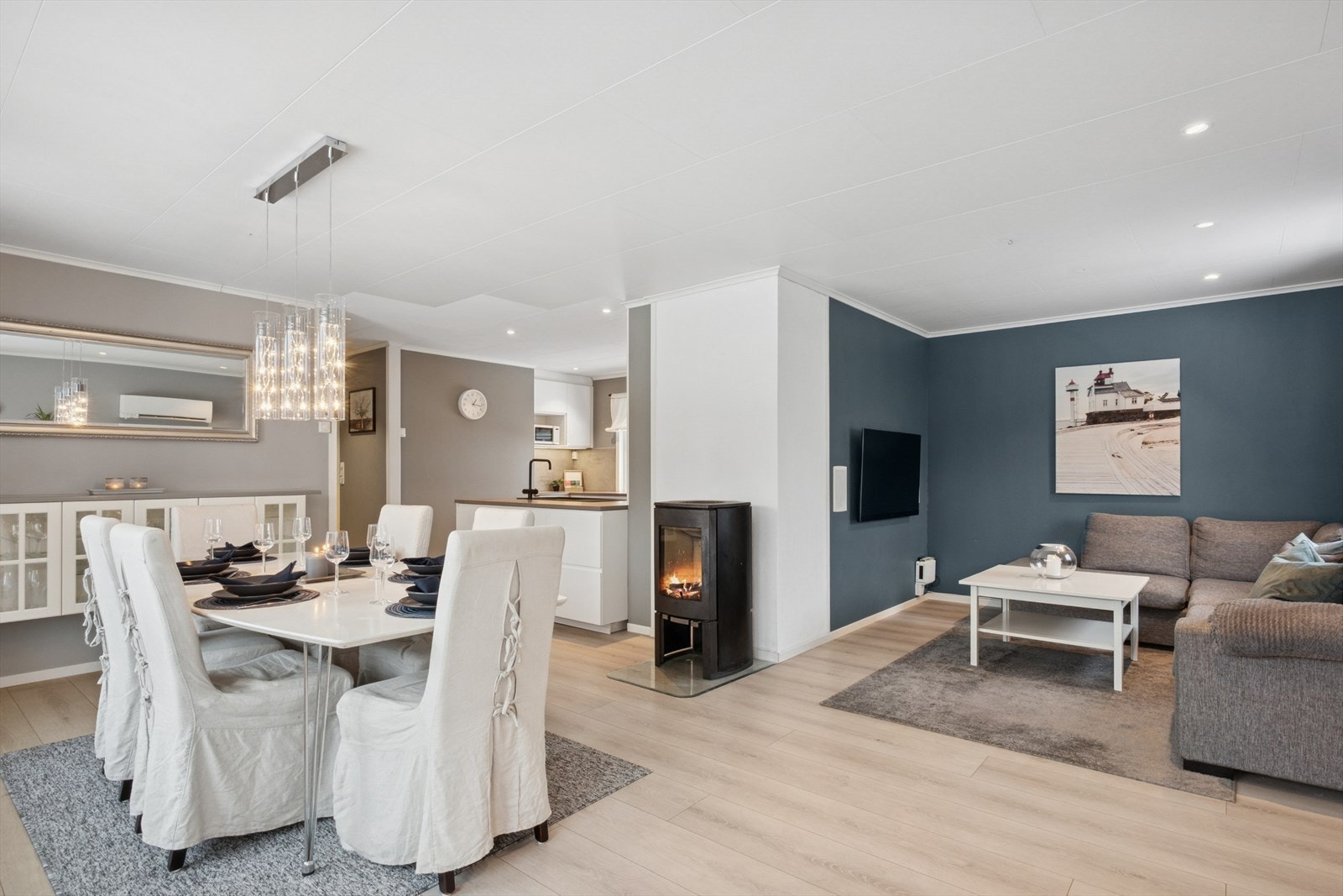 Kjøkkenet ligger i en åpen og sosial løsning mot spisestuen, noe som gir en naturlig flyt mellom matlaging og måltider. Galleribilde