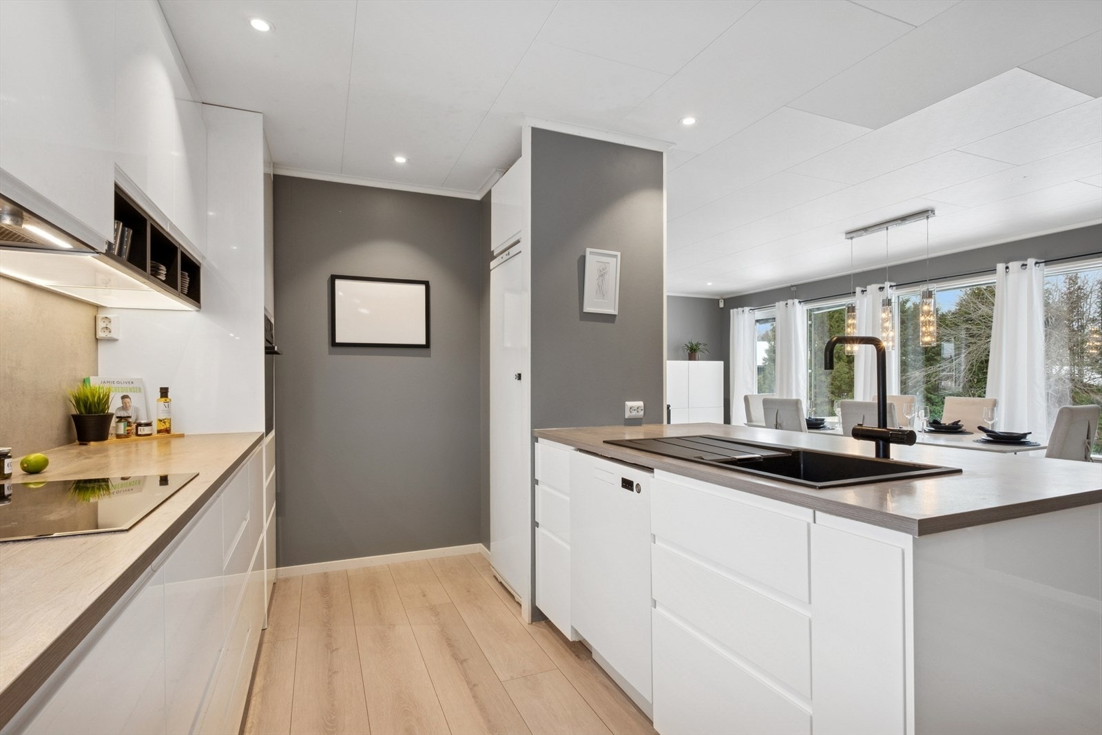 Av integrerte hvitevarer finnes stekeovn og koketopp, og det er avsatt plass til både oppvaskmaskin og kjøleskap. Galleribilde