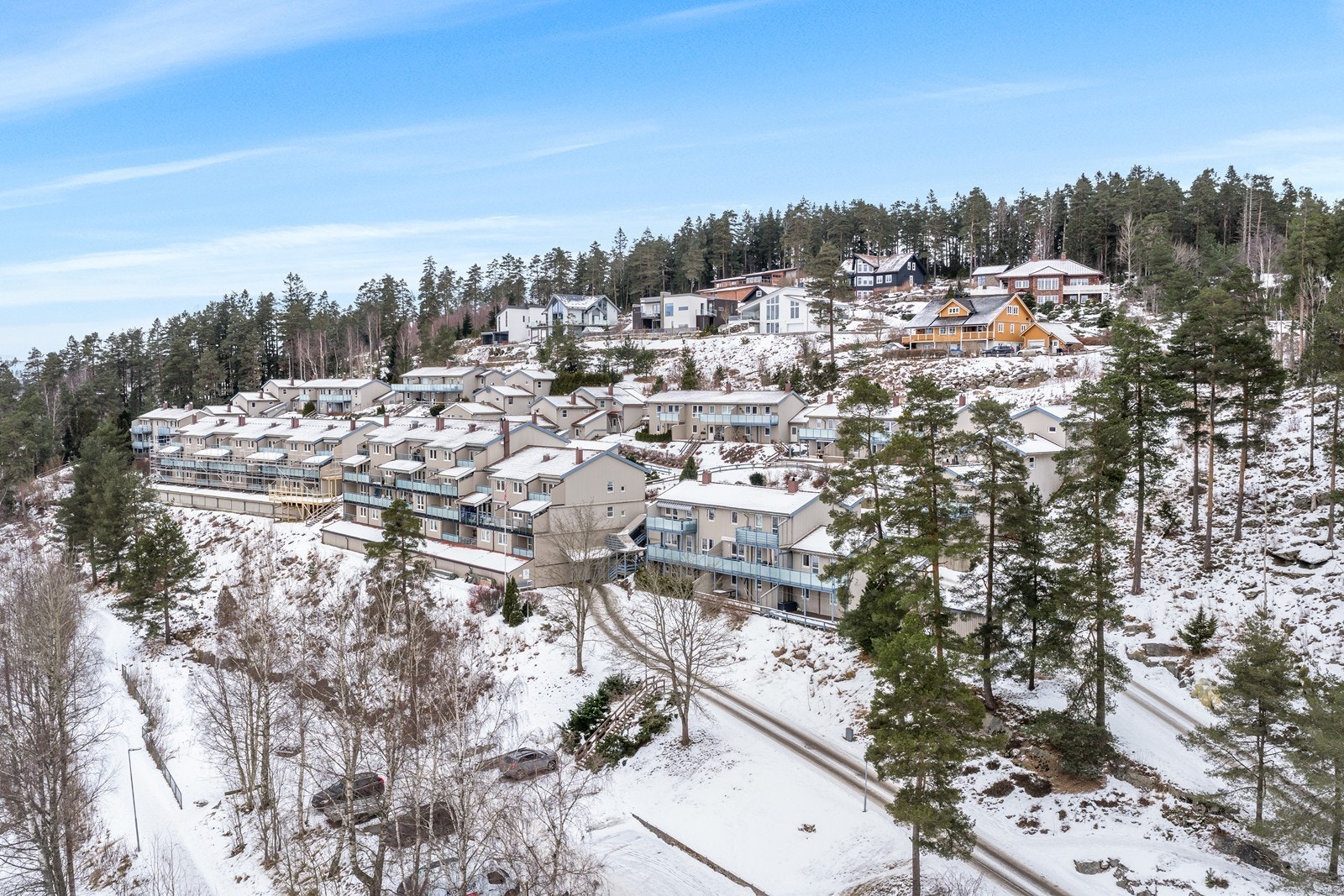 Boligområdet er omgitt av skog og gir en naturskjønn beliggenhet. Galleribilde