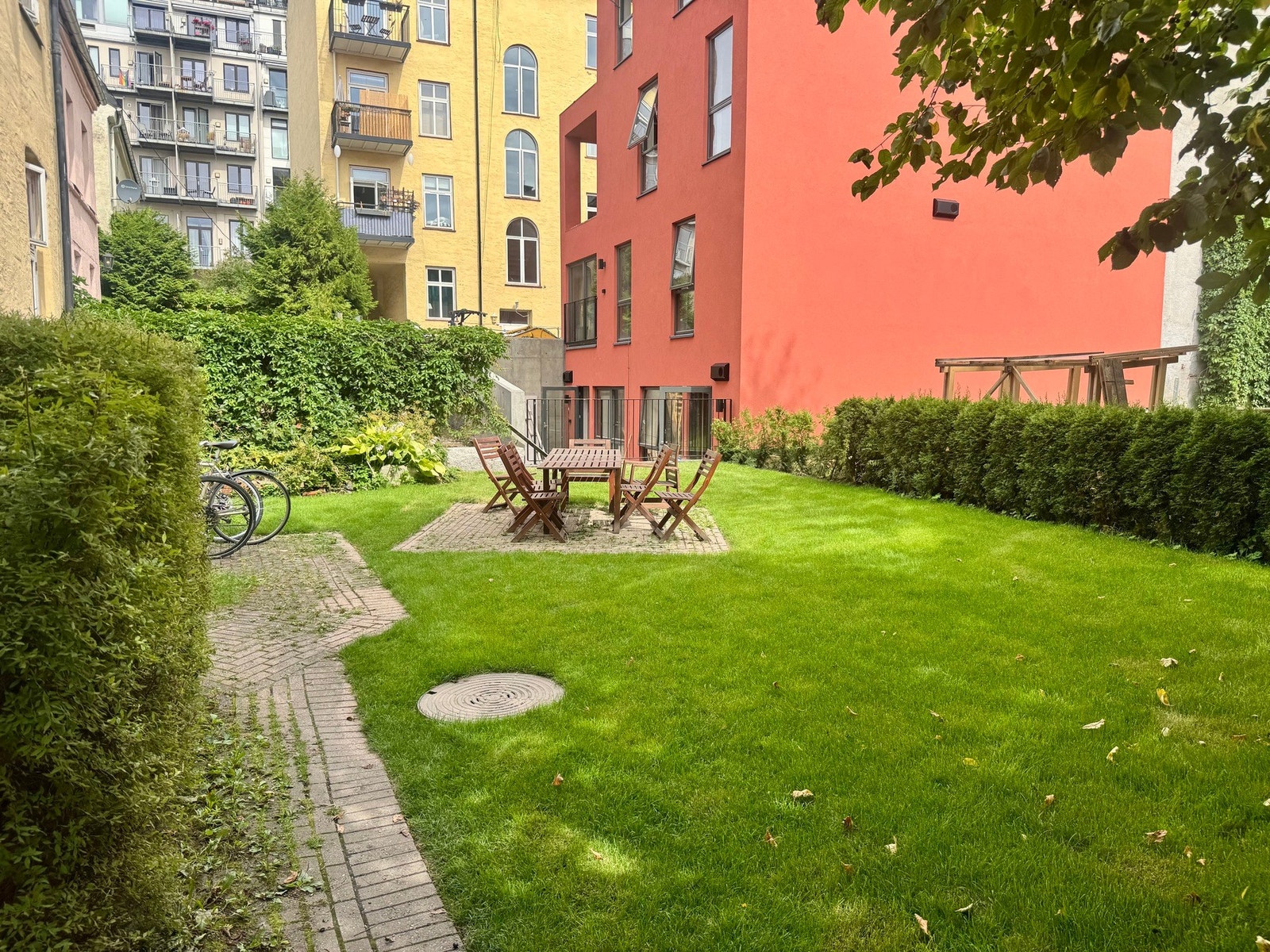 Bilde av bakgården på sommerstid. Galleribilde