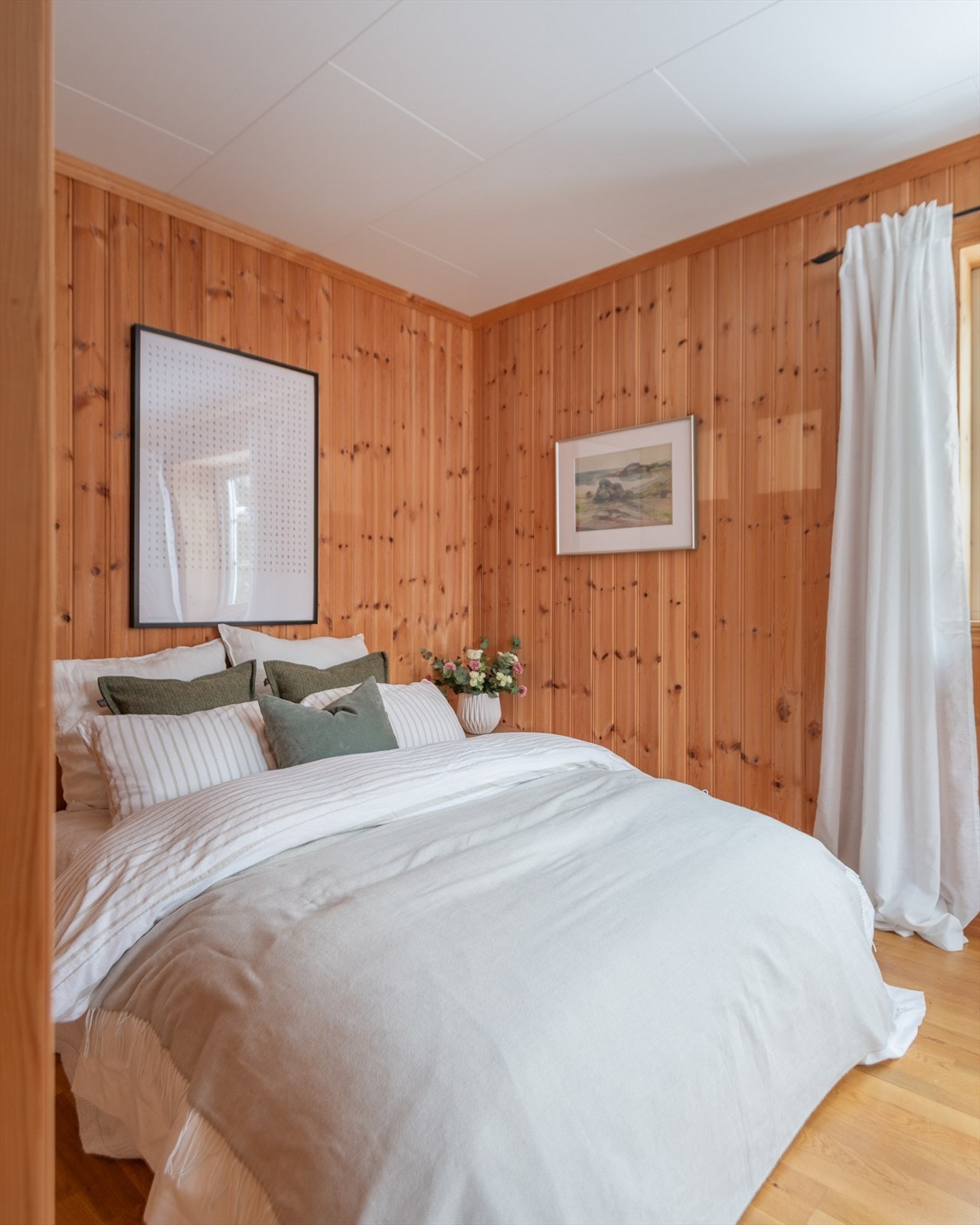 I tillegg er det god plass til dobbeltseng og tilhørende møblement. Galleribilde