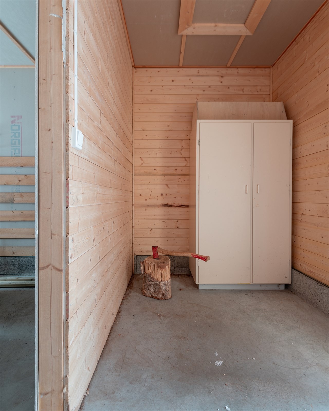 I bakkant av garasjen er det en praktisk bod. Galleribilde