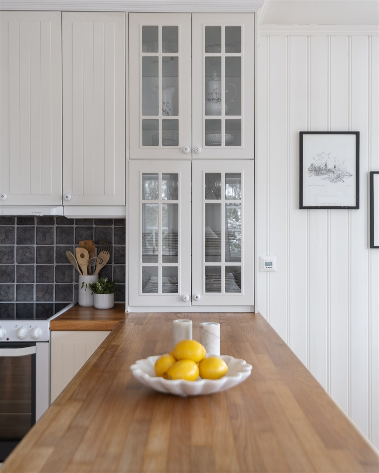 Det er nisje for komfyr og kjøleskap - samt opplegg for oppvaskmaskin. Galleribilde