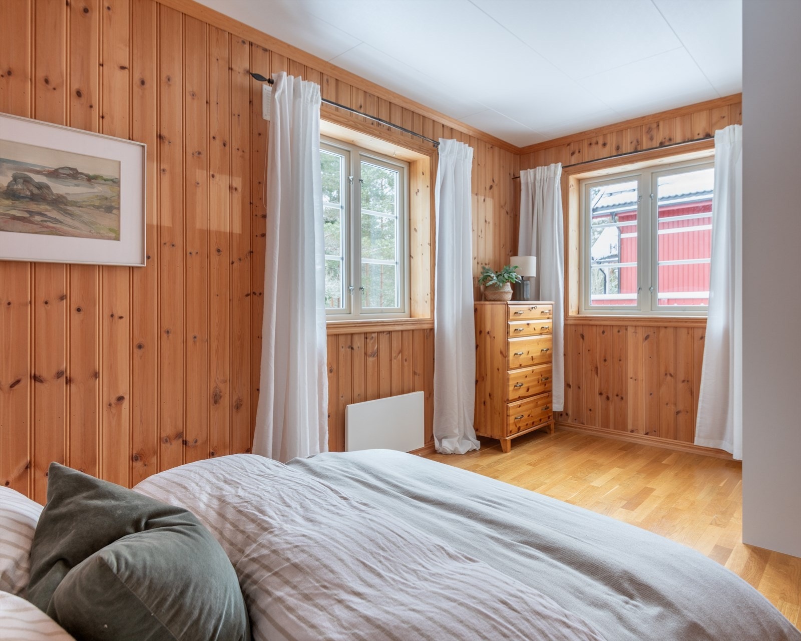 Rommet har god størrelse. Det har fast garderobeskap med skyvedører og fin plass til andre oppbevaringsmøbler som kommode. Galleribilde