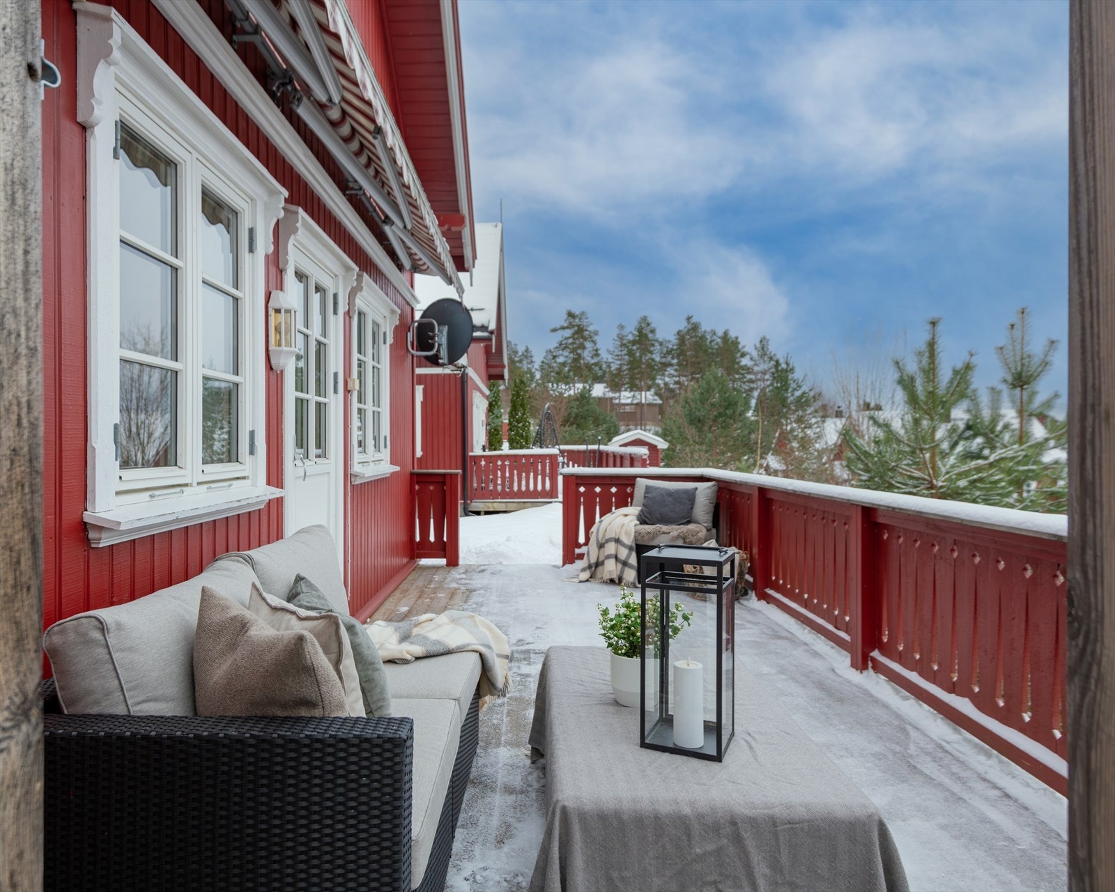 Terrassen har et areal på ca. 19 kvm og har en bred markise for effektiv solskjerming de varmeste sommerdagene. Galleribilde