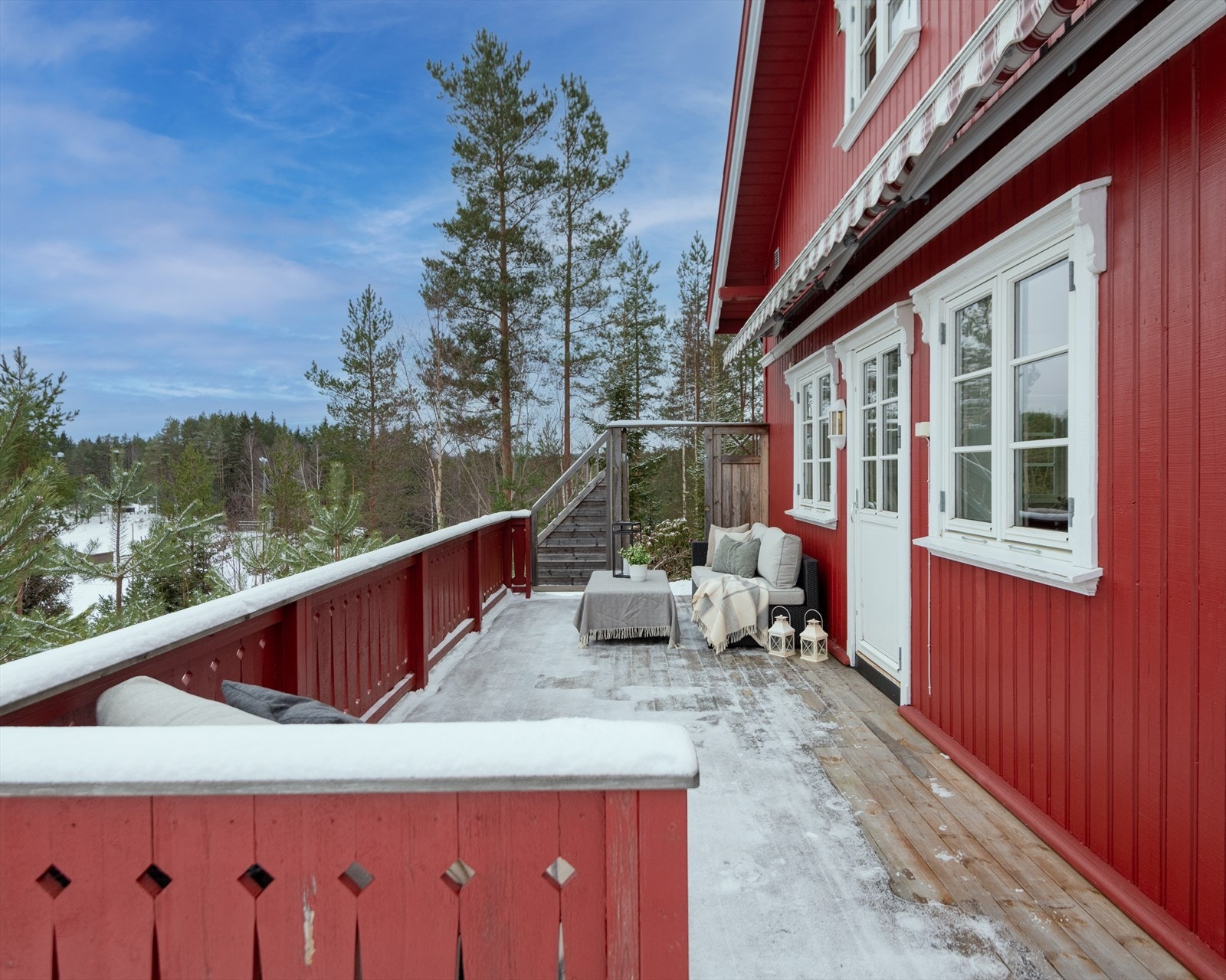 Uteområdene er solrike og fra stuen er det utgang til denne vestvendte terrassen med markise. Galleribilde