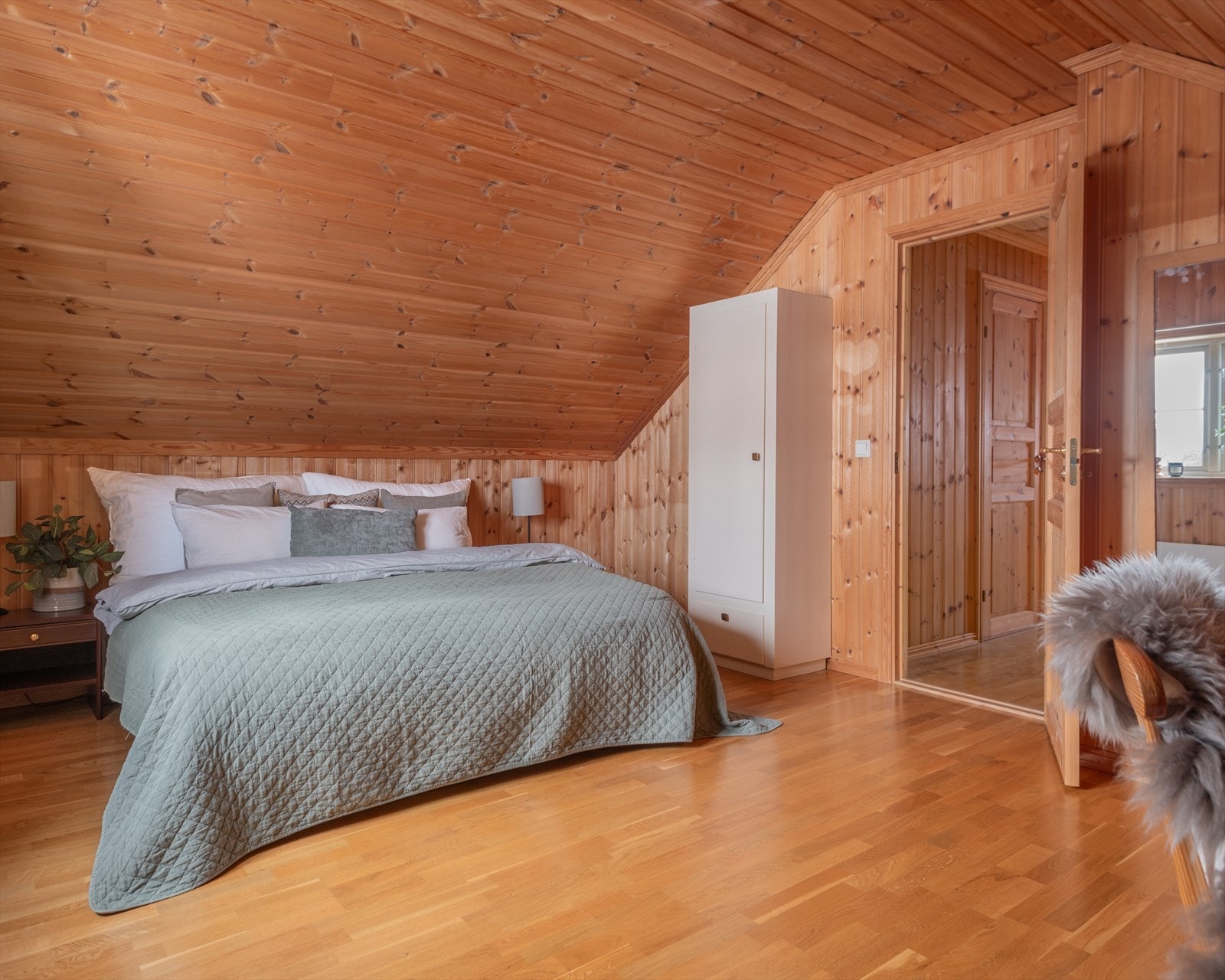 Det ene soverommene på loftsetasjen har garderobeskap. Galleribilde