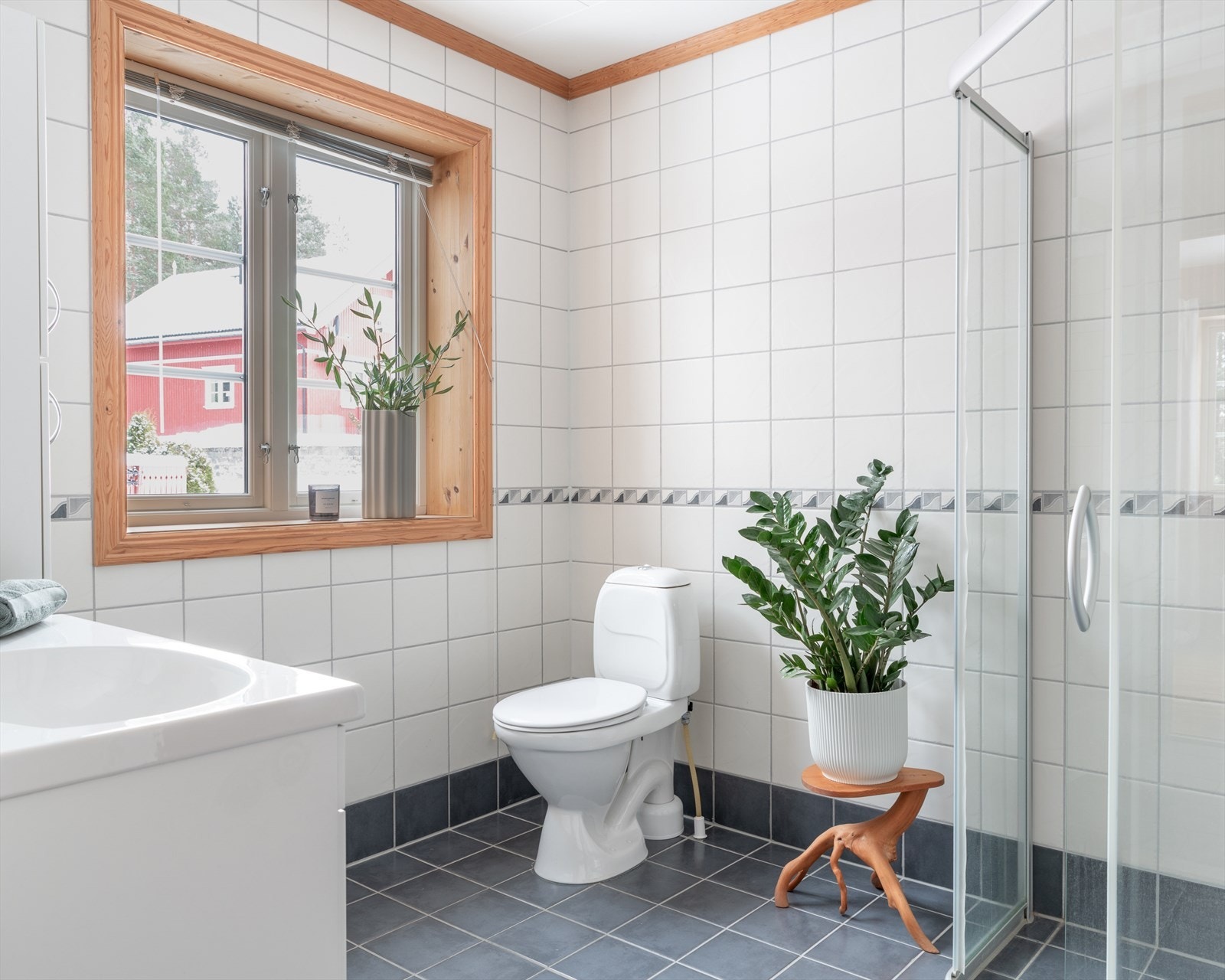 Toalettet er gulvmontert og det er dusjhjørne med skyvedører. Galleribilde