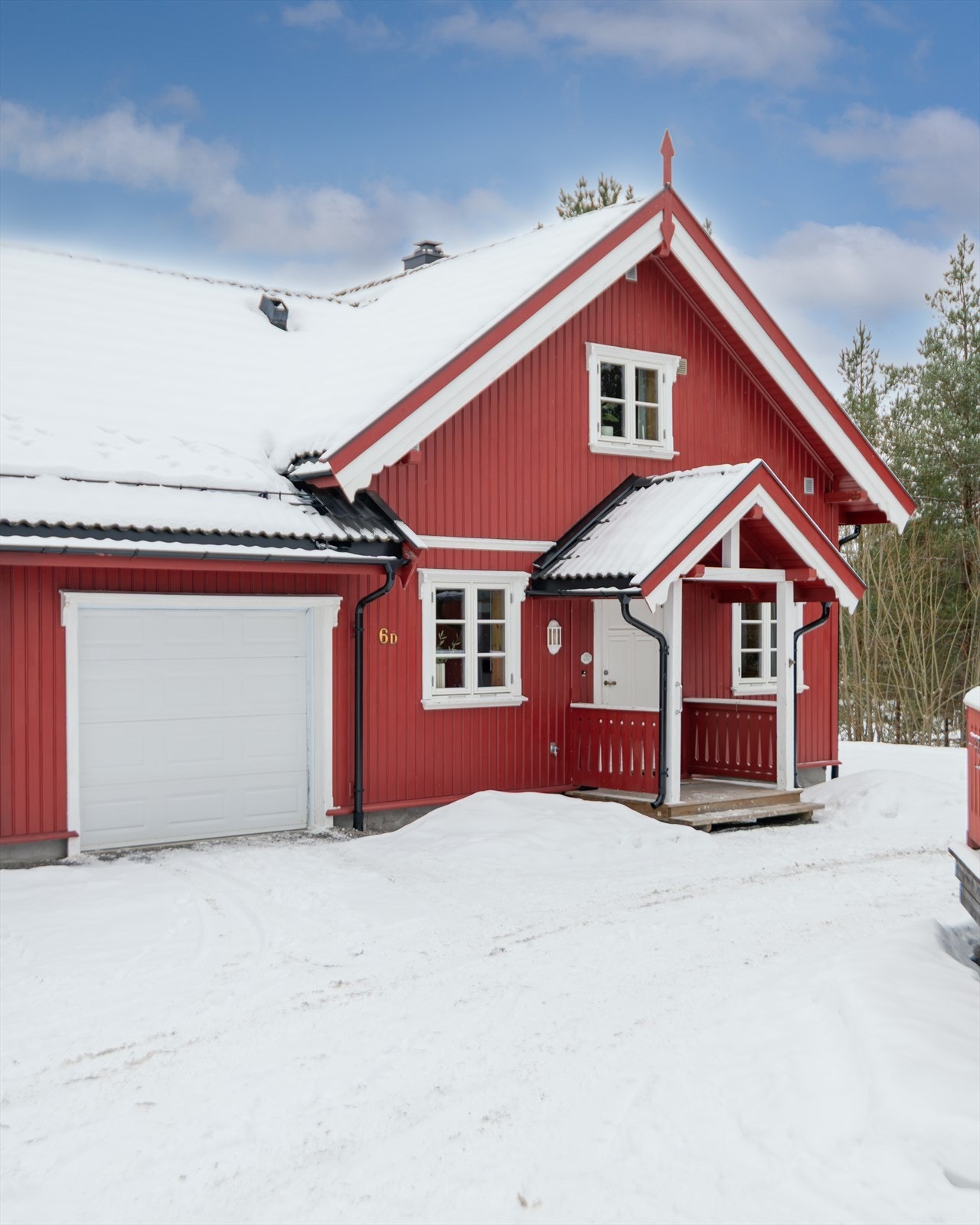 Parkering kan gjøres i den tilliggende enkelgarasjen eller på den gruslagte gårdsplassen. Galleribilde