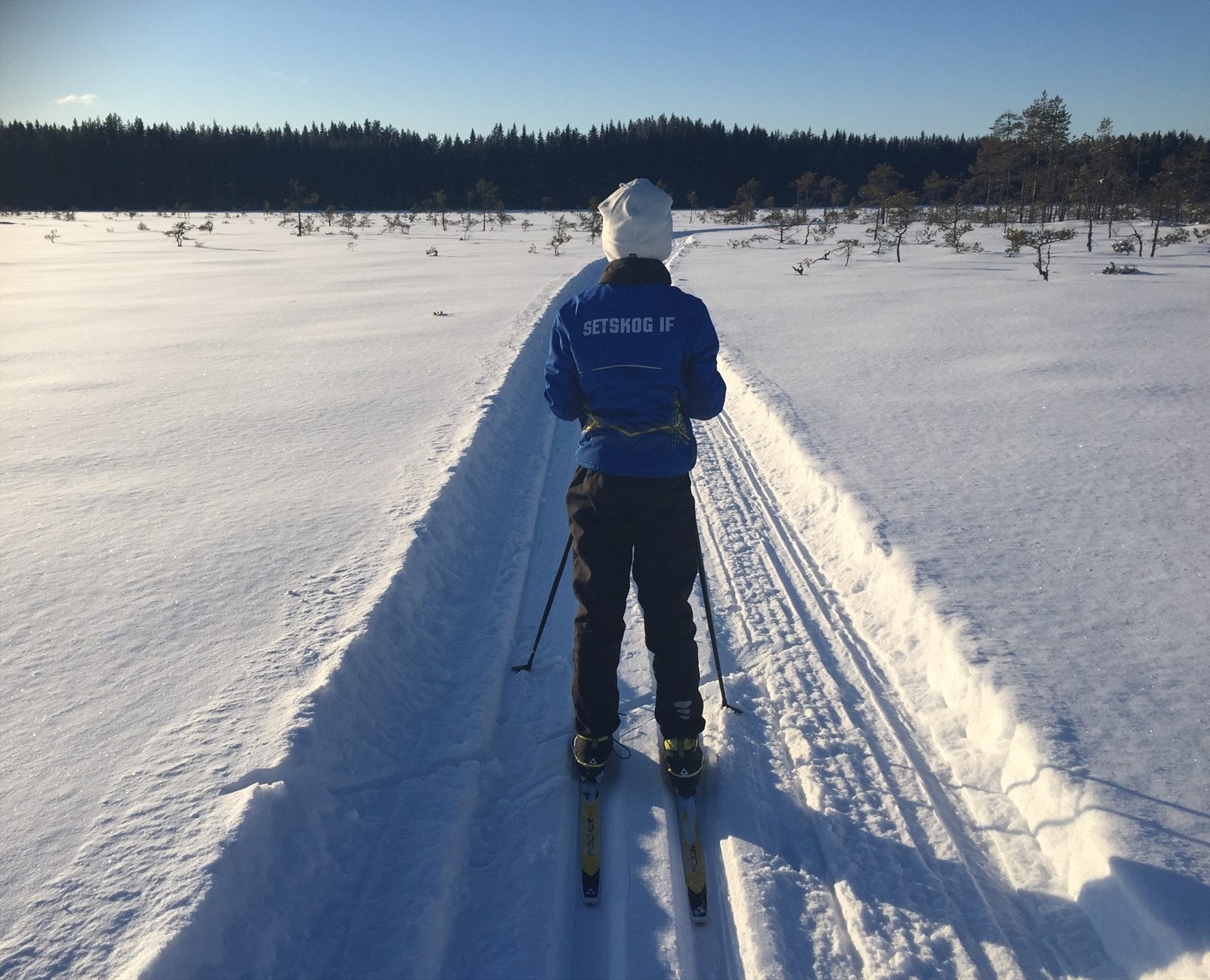 En ung skiløper fra Setskog på vei mot Steinbyhytta for å kjøpe vaffel og kakao. Galleribilde