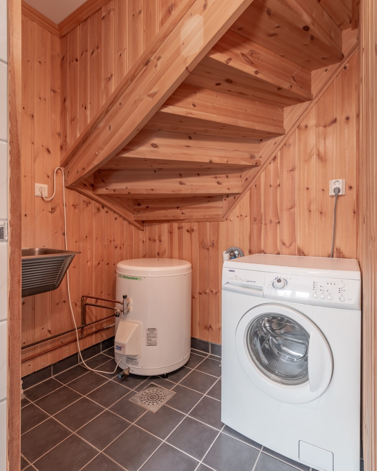 Her er det praktisk skyllekum og opplegg for vaskemaskin. Vaskemaskin medfølger salget. Galleribilde