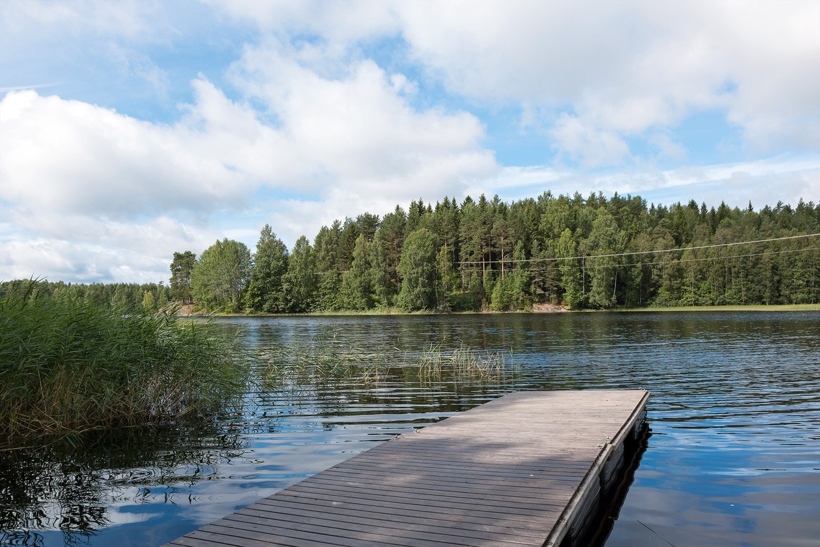 Innsjøen Setten er et yndet sted for båtliv og fiske. Det er gode offentlige badeplasser både ved Tangen og Kirkevika. Galleribilde