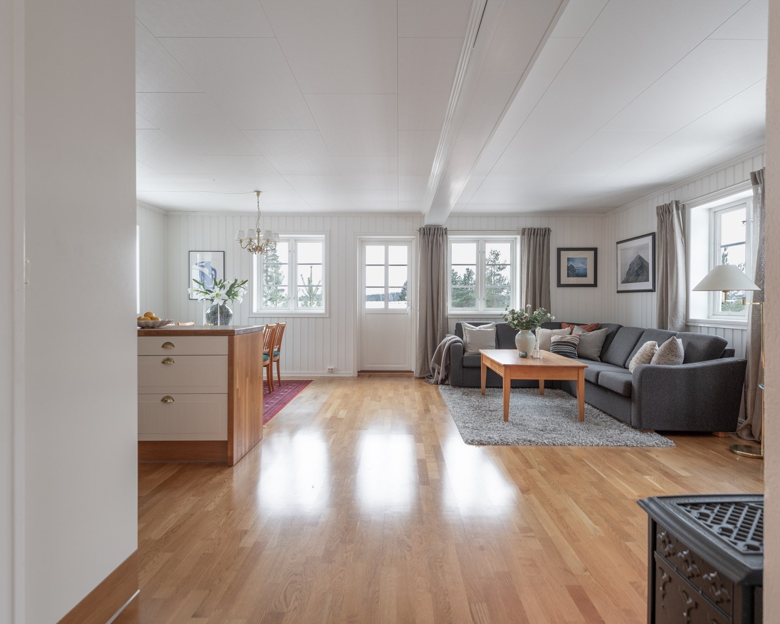 Stue og kjøkken ligger i en åpen og sosial løsning. Galleribilde