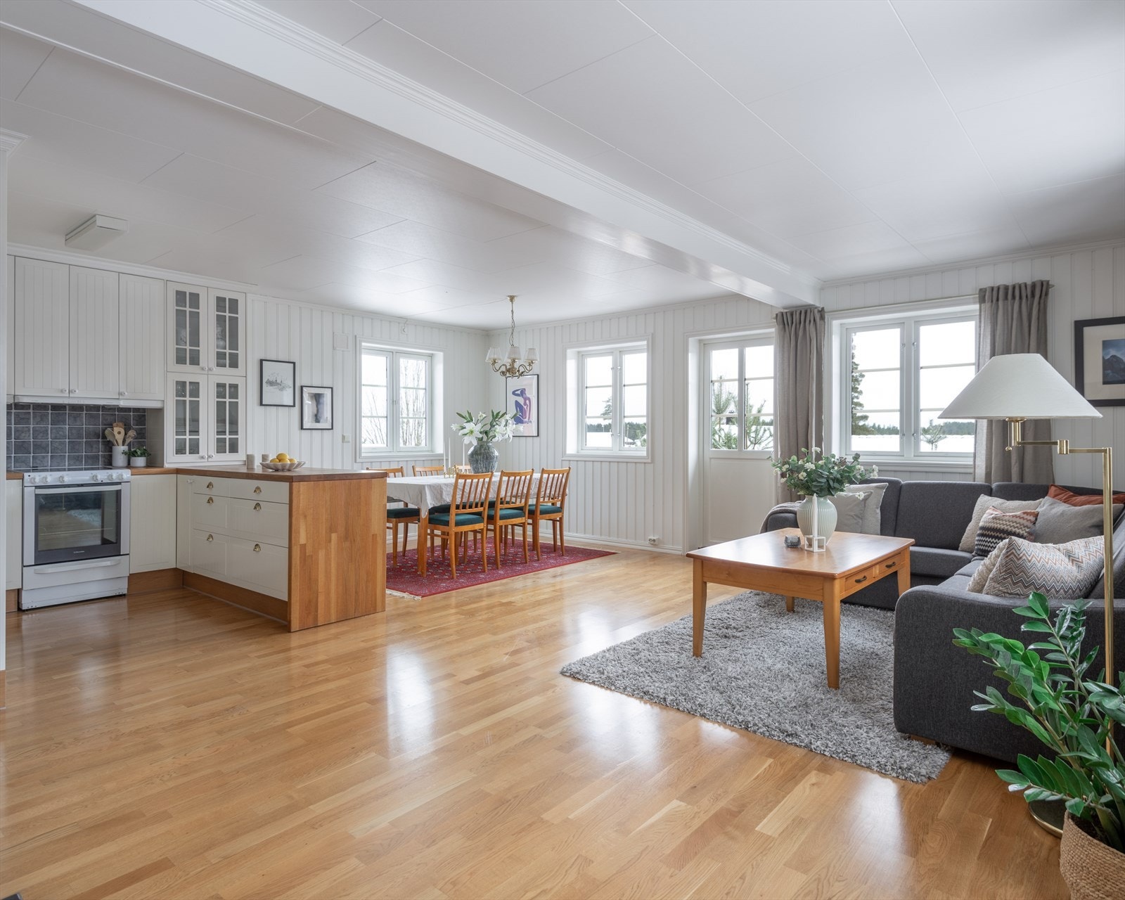 Allrommet har rikelig med naturlig lysinnfall fra flere gode vindusflater. Galleribilde