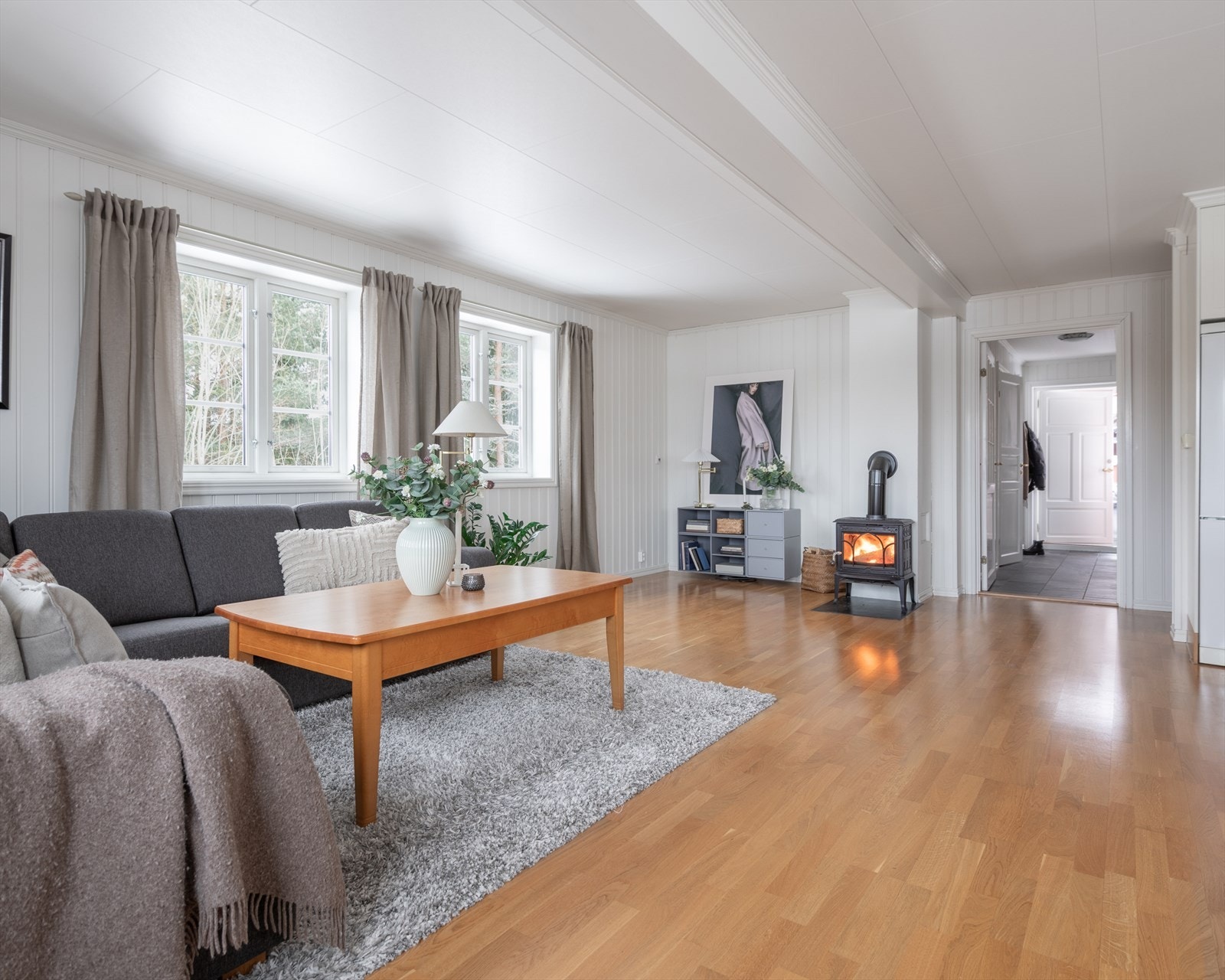 Det er både gulvvarme og peisovn i rommet - noe som sikrer en jevn, behagelig varme året rundt. Galleribilde