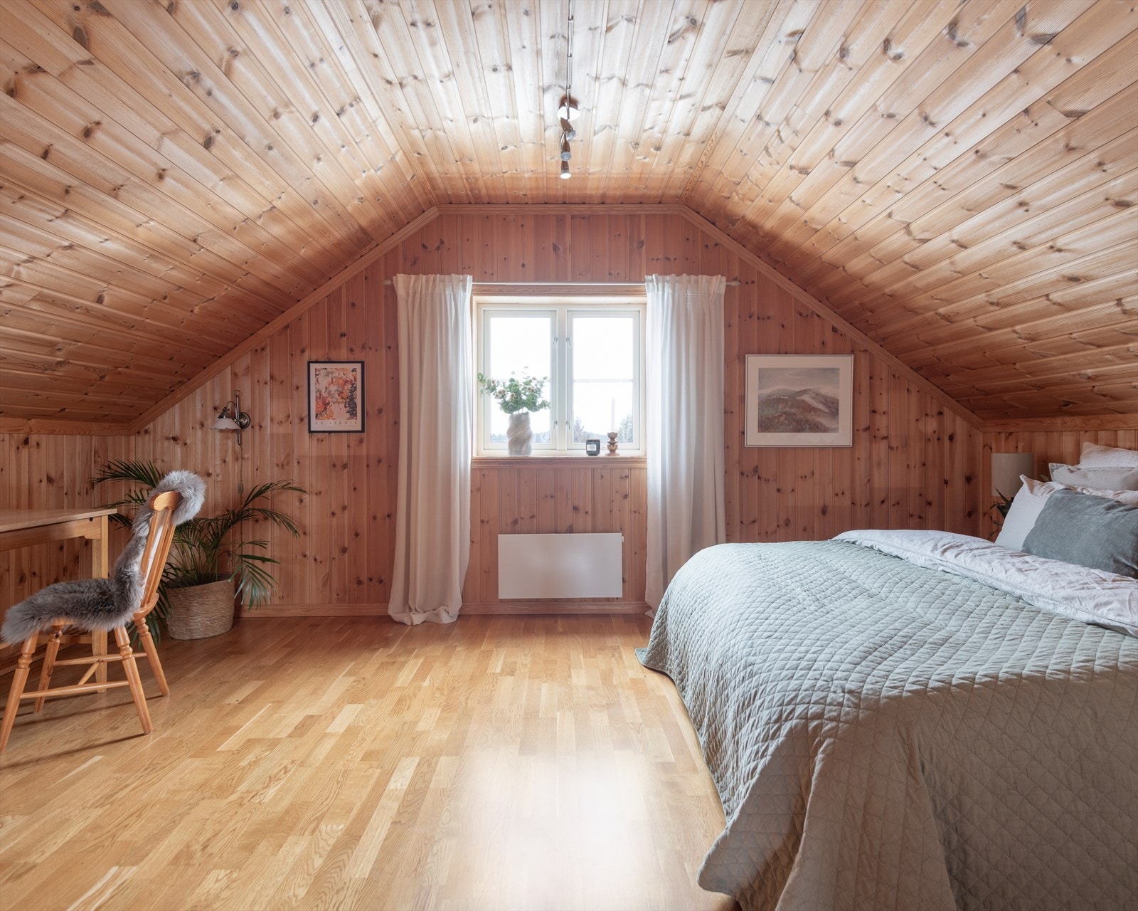 Soverommene i loftetasjen har god plass til dobbeltseng og tilhørende møblement. Galleribilde