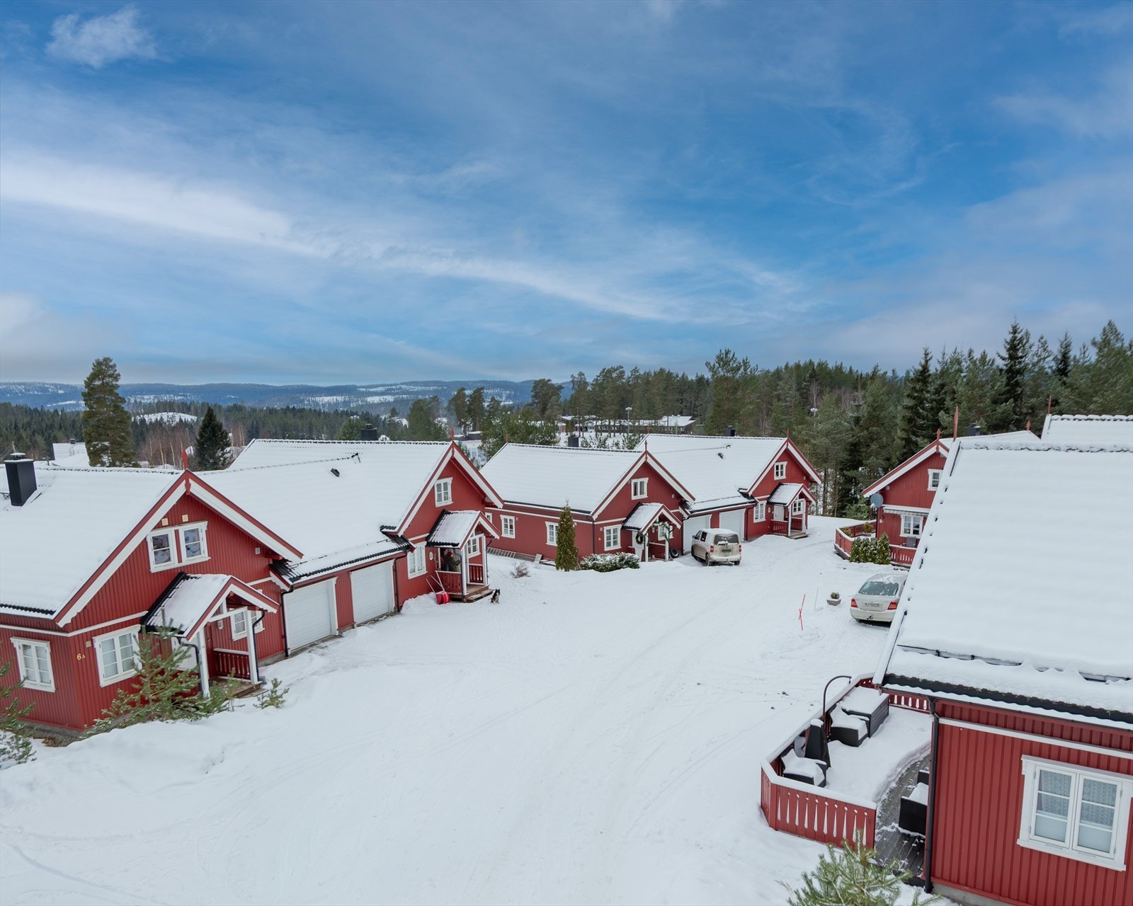 I tillegg er det umiddelbar nærhet til barnehage, barneskole, SFO og Setskog IF sitt klubbhus. Galleribilde