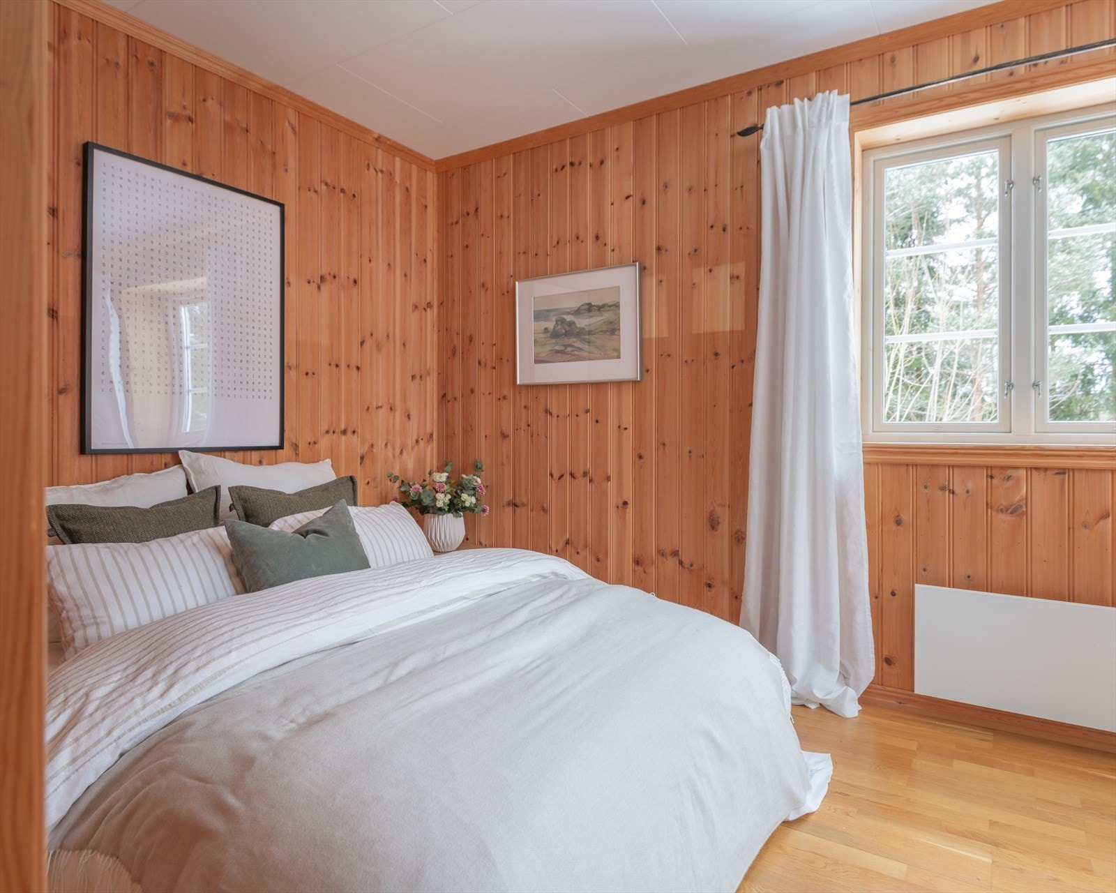 Det er tre gode soverom i boligen - hvorav dette ligger i første etasje. Galleribilde