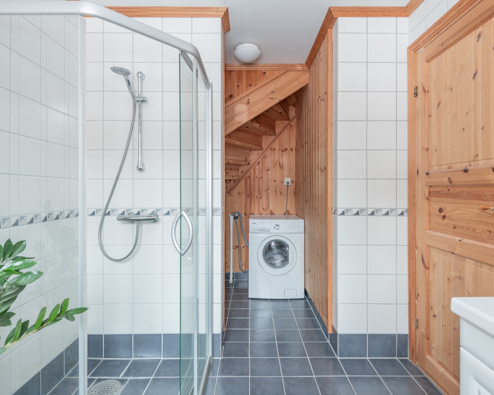 I vaskeromssonen er veggene kledd med furupanel. Galleribilde