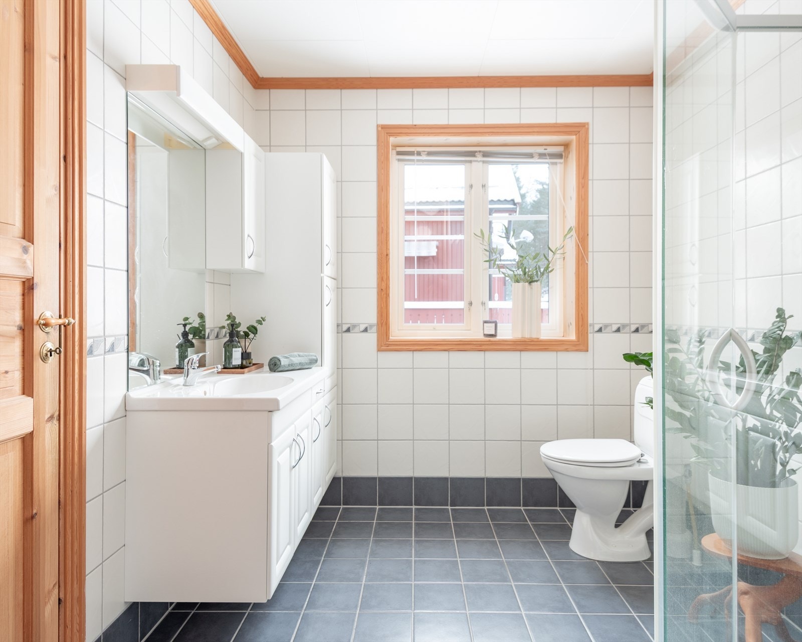 Det helflisede badet er delt i to soner med en egen vaskeromssone - og har lun varme i gulvet. Galleribilde