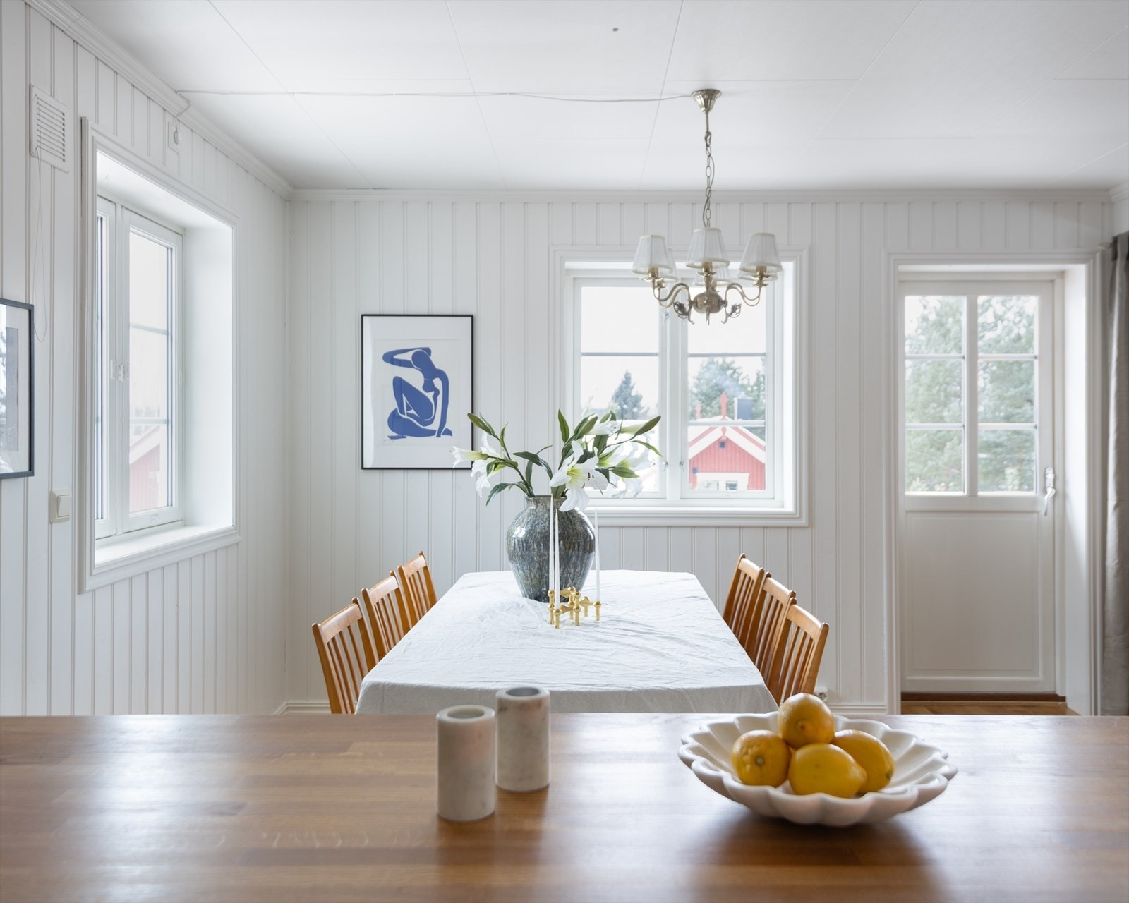 Rett ved kjøkkenet er det fin plass for å samle familie og venner til hyggelige lag. Galleribilde