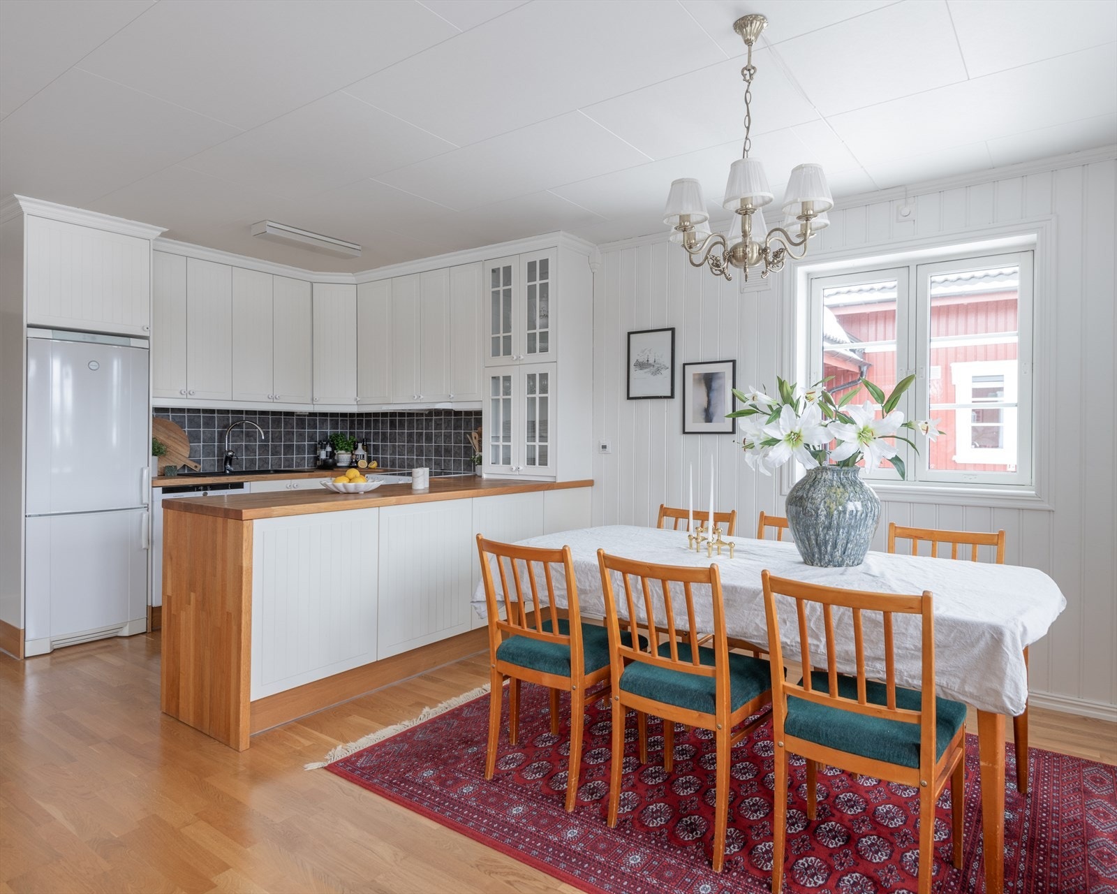 Kjøkkenet har et klassisk, påkostet og tidløst design i en praktisk og arbeidsvennlig u-form. Galleribilde