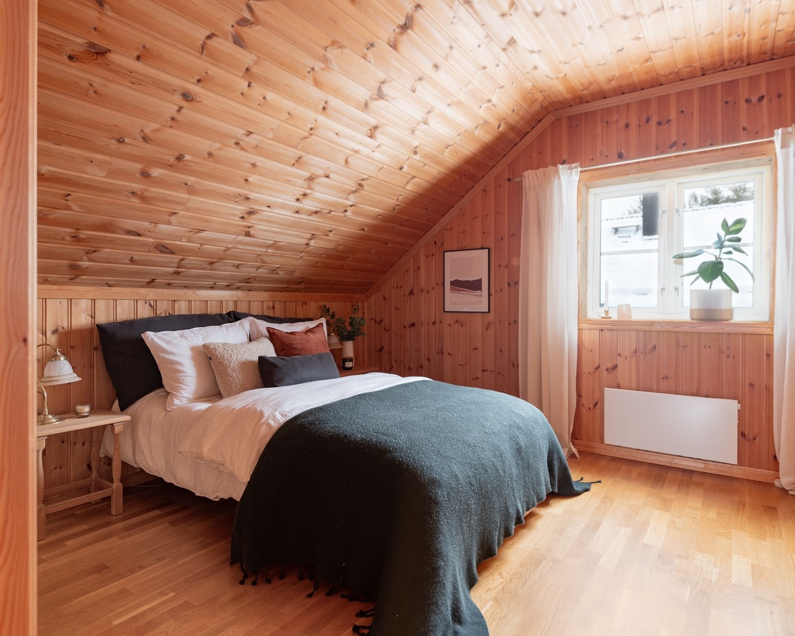 Begge soverommene har furupanel på veggene og eikeparkett på gulvet. Galleribilde