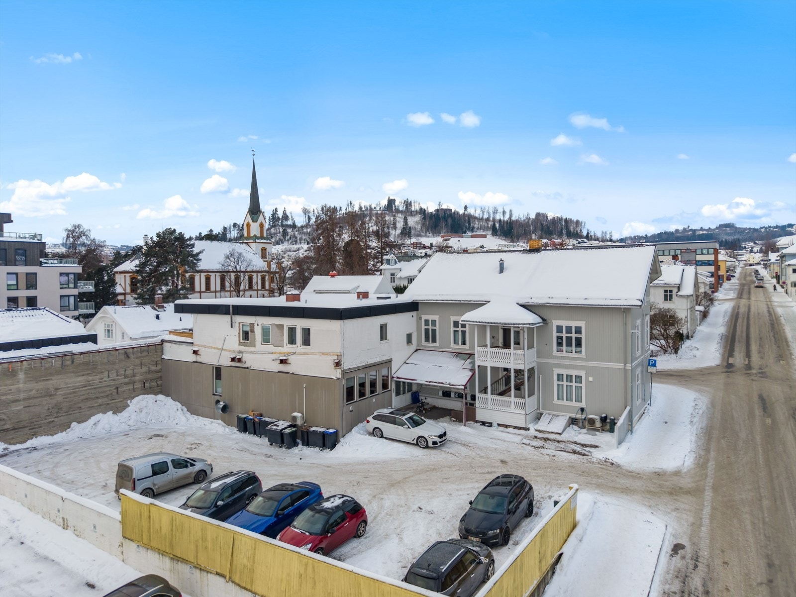 Det er en parkeringsplass på felles parkering (gnr. 67 bnr. 1209) som tilhører leiligheten Galleribilde