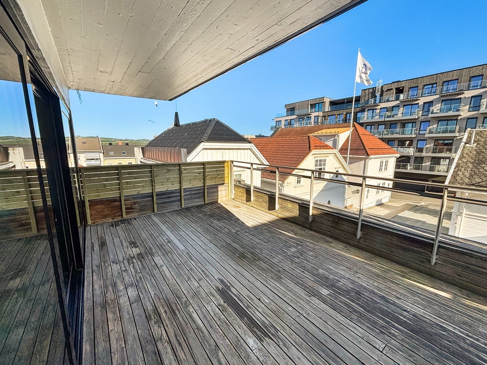 Romslig terrasse på 24 kvm med god plass for beplantning, møbler og grill Galleribilde