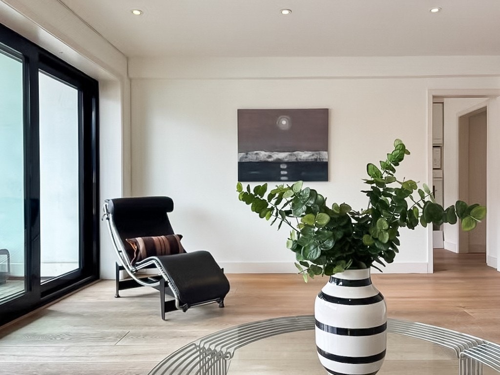 Leiligheten har lyse overflater og parkettgulv Galleribilde